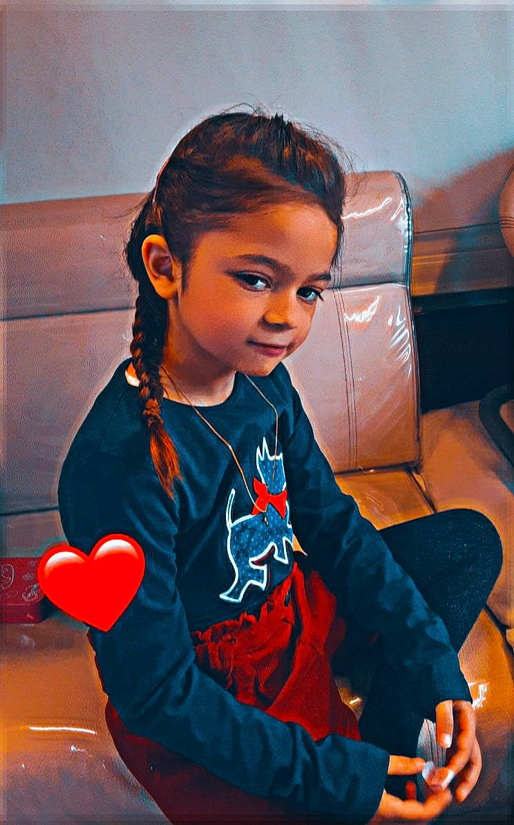 Lily participe au concours pour gagner de l'argent avec cette photo : audio_equipment, black_hair, chair, child, electric_blue, eyewear, facial_expression, fashion_design, flash_photography, fun, gadget, hairstyle, happy, headphones, jewellery, necklace, person, sitting, sleeve, t_shirt