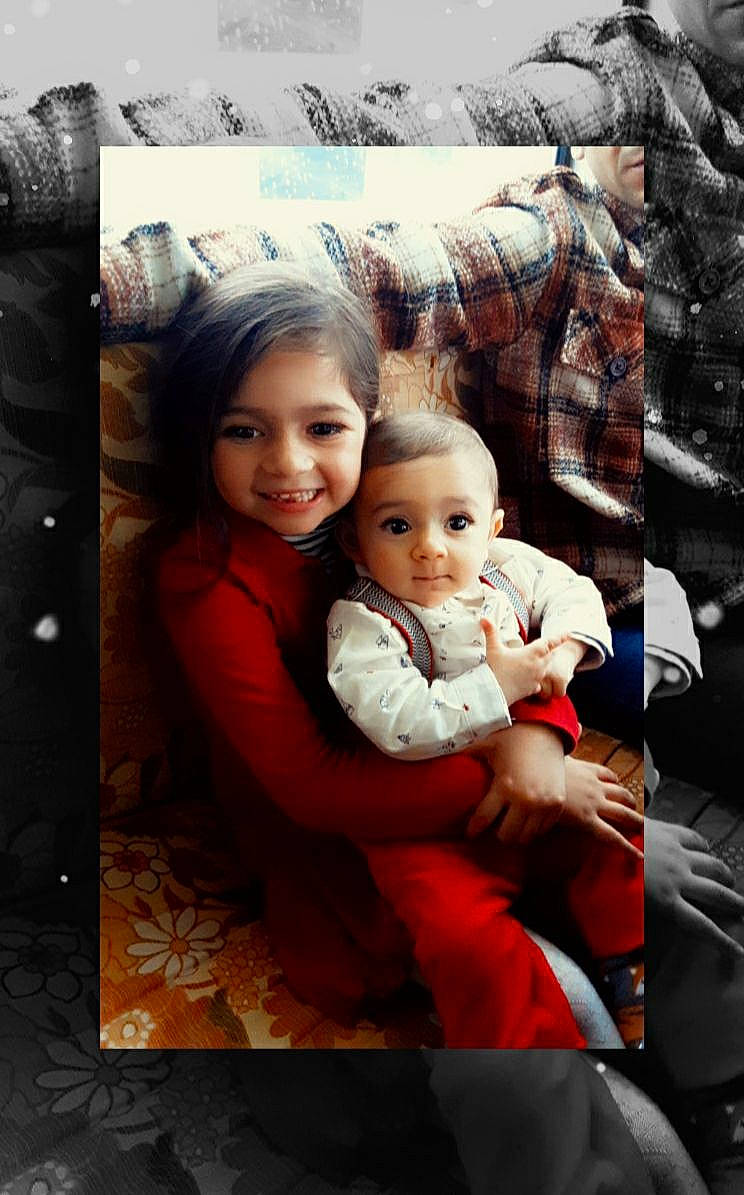 Lily a rejoint le concours — aidez-le/la à gagner de superbes lots ! baby, child, christmas, christmas_eve, comfort, fun, fur, happy, joy, lap, linens, pattern, person, portrait_photography, product, room, sitting, smile, toddler, vacation