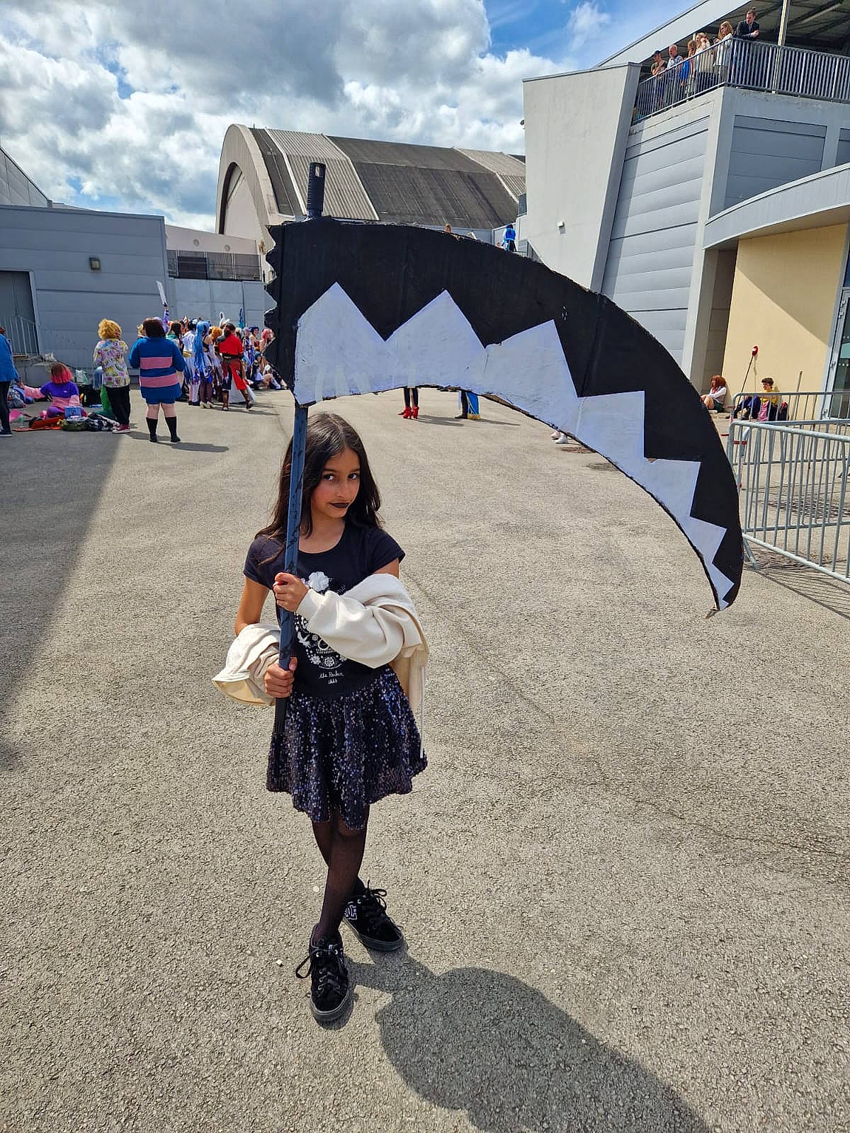 Neha-rose participe au concours pour gagner de l'argent avec cette photo : art, asphalt, bag, building, city, cloud, event, eyewear, fashion, fashion_accessory, fun, handbag, leisure, luggage_and_bags, pedestrian, person, road, road_surface, sky, street