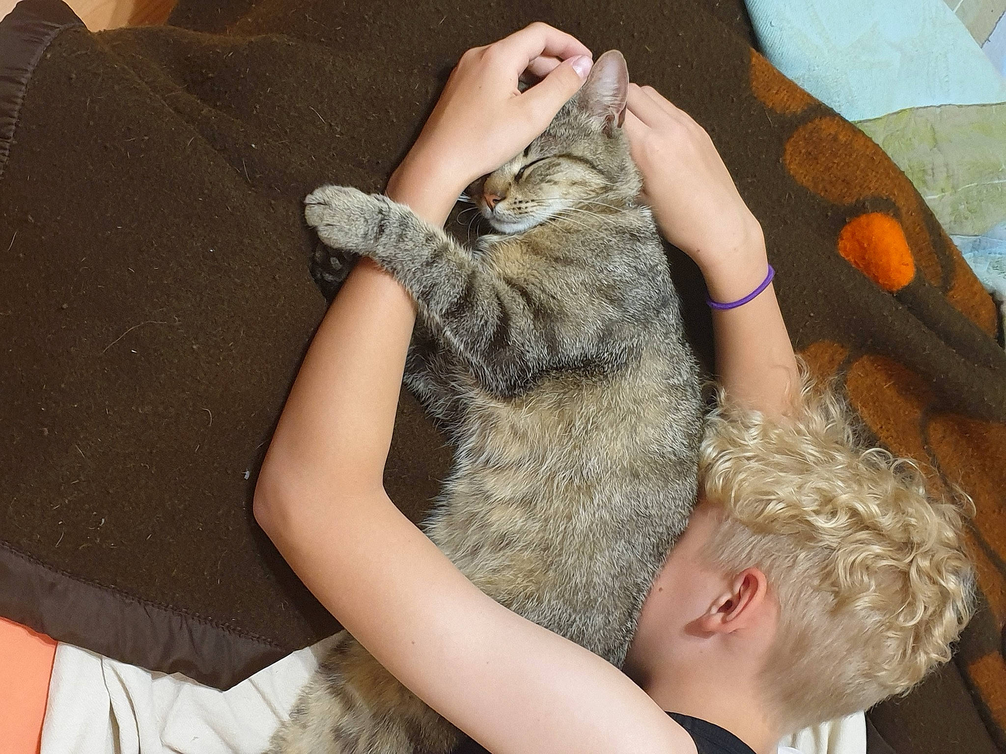 Lemon a rejoint le concours — aidez-le/la à gagner de superbes lots ! arm, beauty, black_hair, comfort, elbow, finger, gesture, hand, happy, human_leg, joint, knee, mammal, nail, neck, shoulder, sleeve, thigh, thumb, wrist