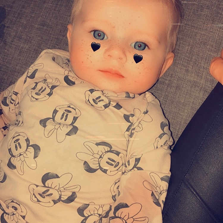 Shelsy a rejoint le concours — aidez-le/la à gagner de superbes lots ! baby, baby_toddler_clothing, cheek, child, cool, eye, eyebrow, eyelash, head, human_body, iris, lip, neck, nose, sitting, skin, sleeve, t_shirt, toddler, toy