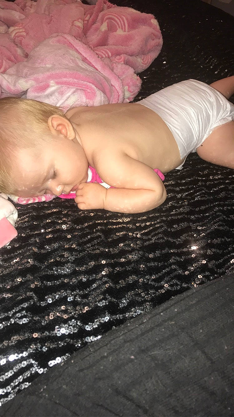 Shelsy participe au concours pour gagner de l'argent avec cette photo : arm, baby, baby_toddler_clothing, elbow, finger, flooring, fun, gesture, human_body, human_leg, leg, mouth, nail, person, pink, skin, thigh, thumb, toddler, wood