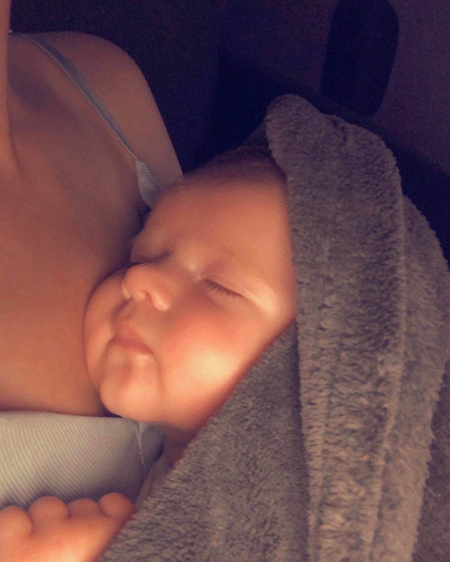 Shelsy a rejoint le concours — aidez-le/la à gagner de superbes lots ! baby, baby_sleeping, bedtime, cheek, cloud, comfort, eyebrow, eyelash, finger, forehead, happy, iris, linens, lip, mouth, neck, nose, person, skin, thumb