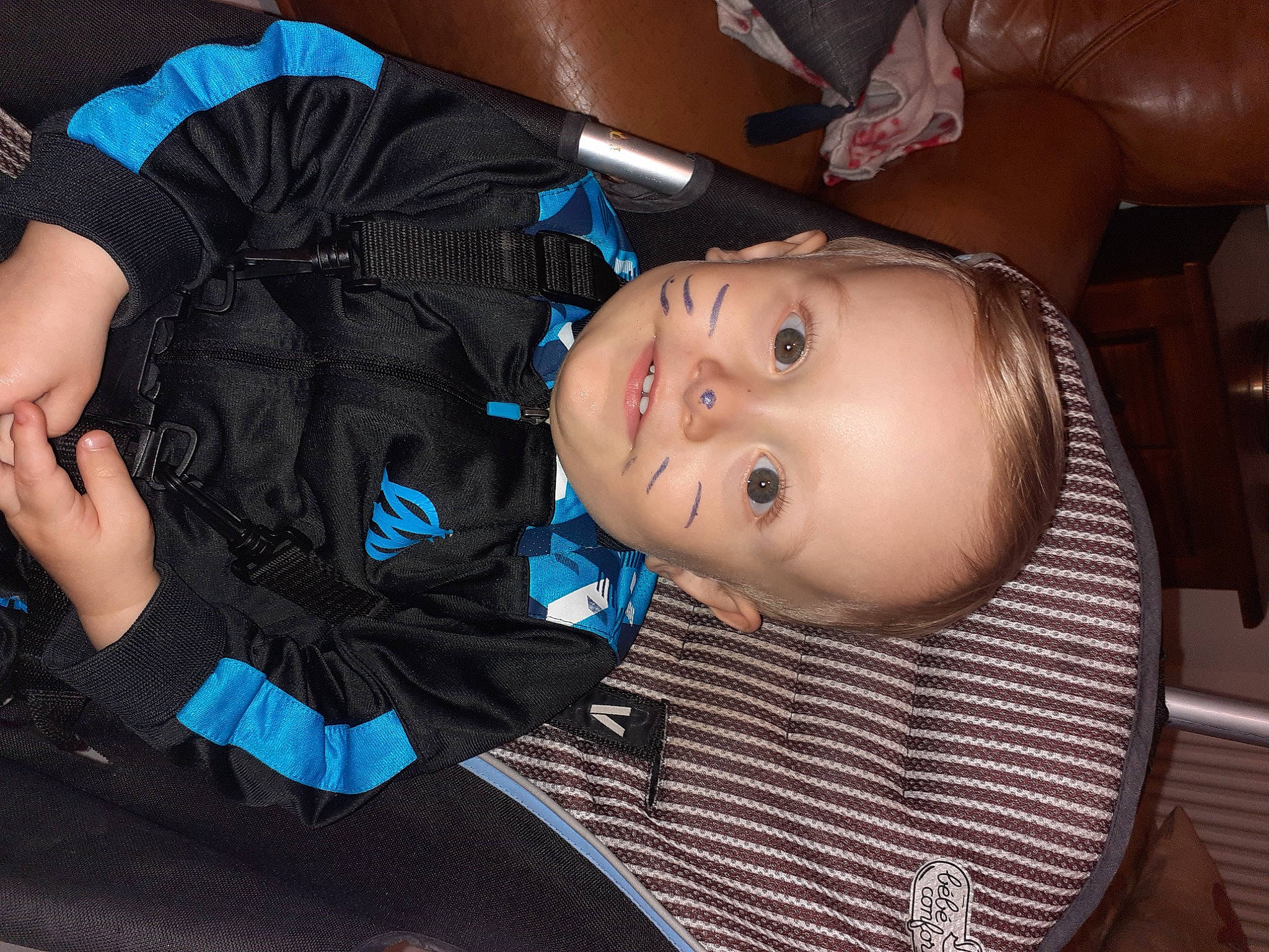 Timeo participe au concours pour gagner de l'argent avec cette photo : baby, baby_toddler_clothing, cheek, child, comfort, electric_blue, eyelash, flash_photography, fun, iris, mouth, nose, person, sitting, sleeve, toddler