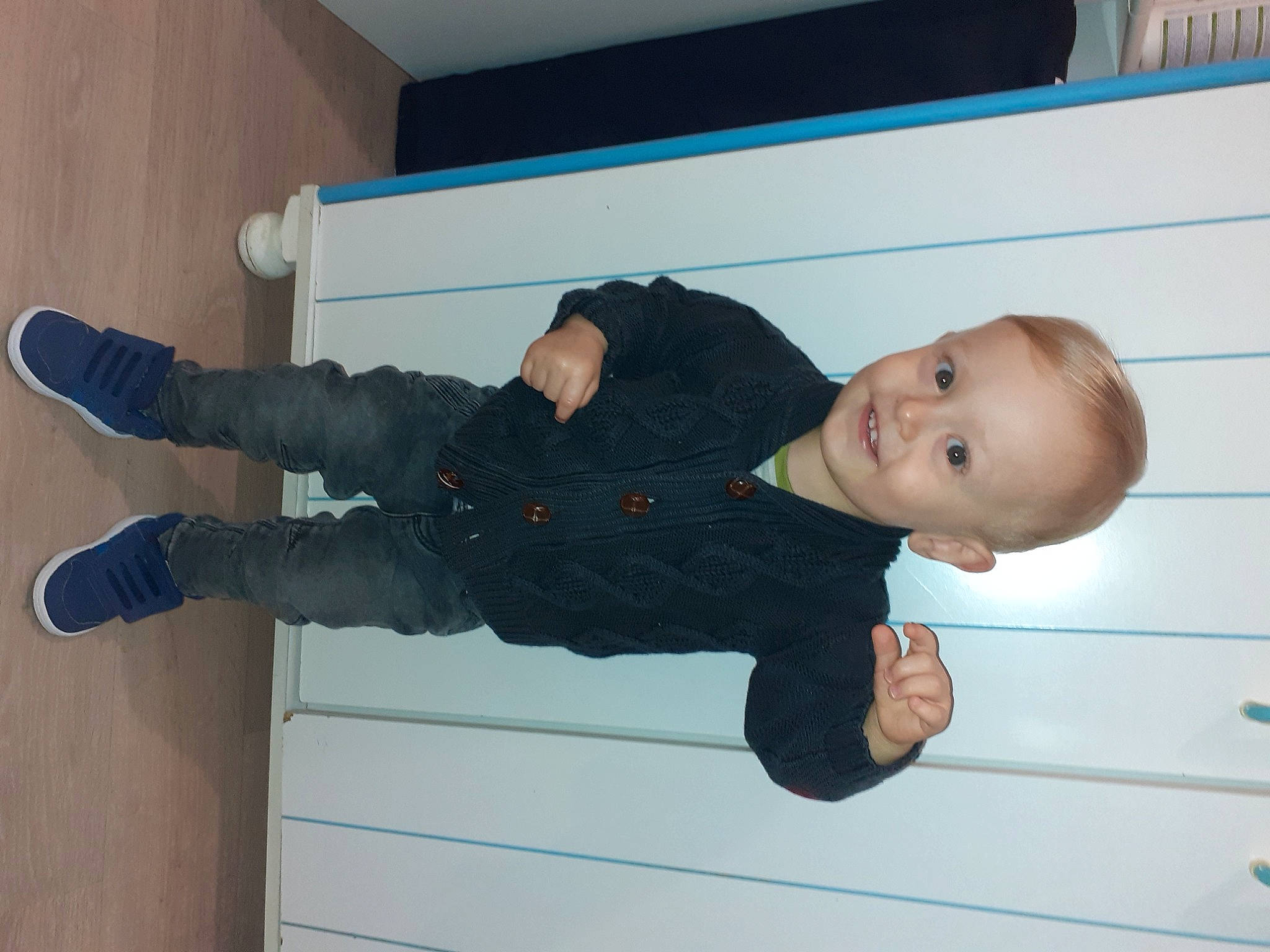 Timeo a rejoint le concours — aidez-le/la à gagner de superbes lots ! baby, baby_toddler_clothing, child, collar, comfort, finger, flooring, fun, happy, hardwood, human_body, joy, person, room, sitting, sleeve, smile, standing, thumb, toddler