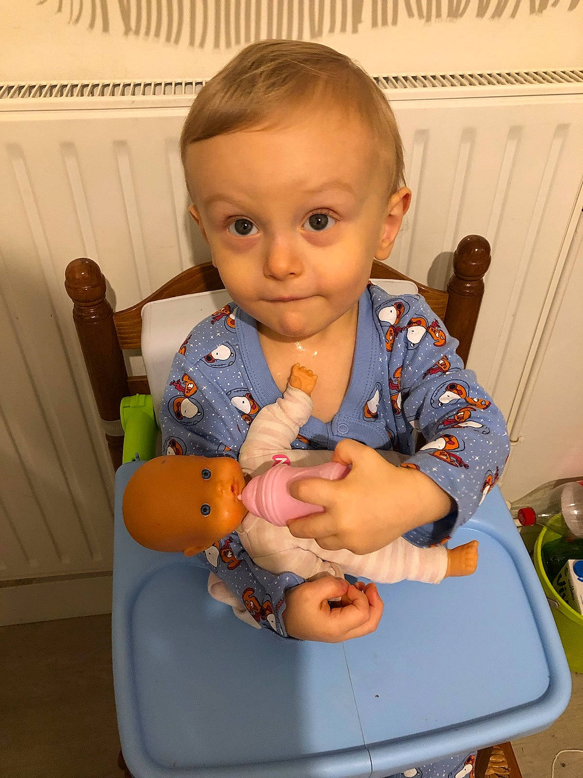 Timeo participe au concours pour gagner de l'argent avec cette photo : arm, baby, baby_products, baby_toddler_clothing, chair, cheek, child, finger, head, human_body, iris, lap, leg, mouth, nail, person, skin, standing, thumb, toddler