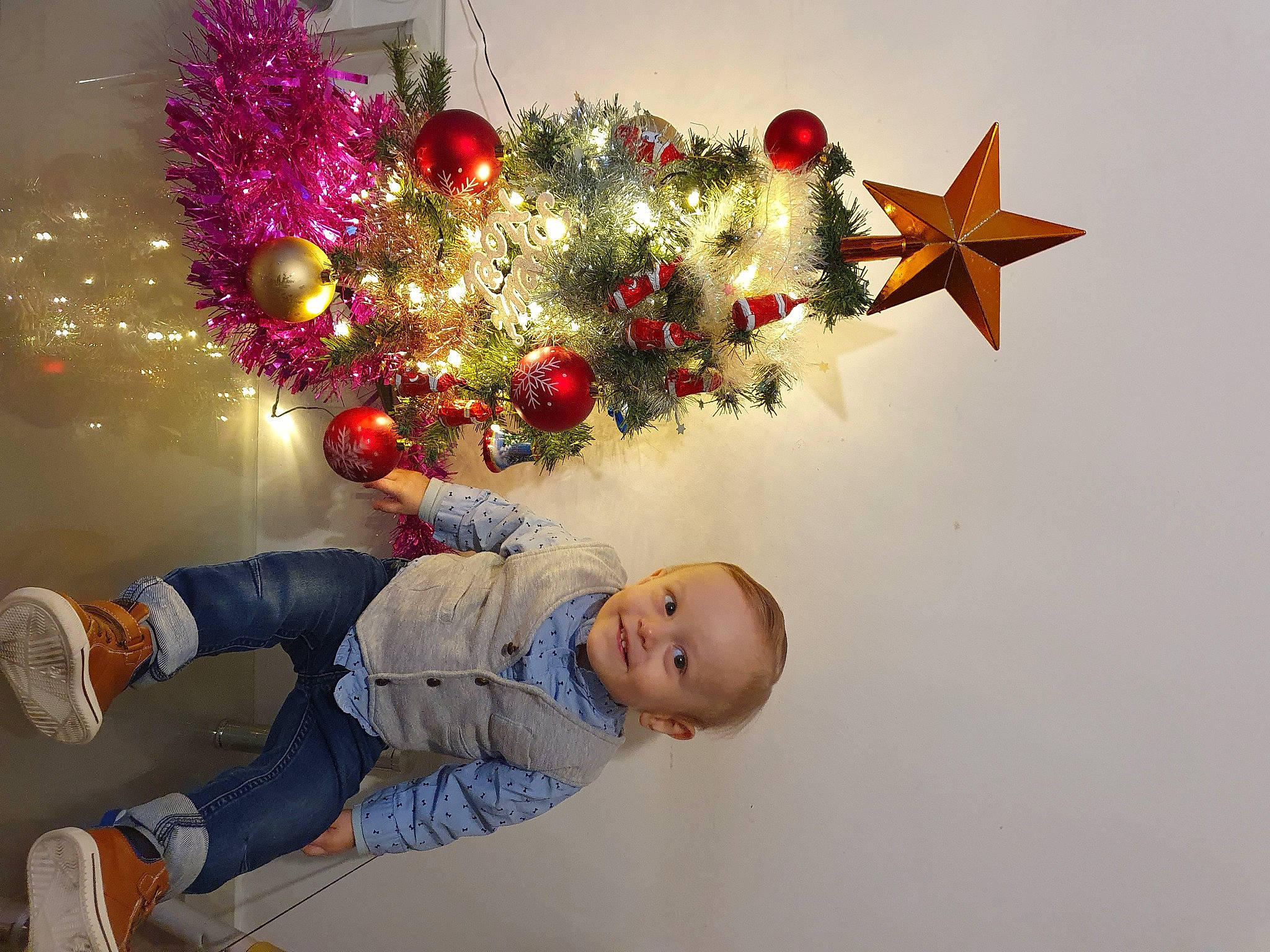 Timeo participe au concours pour gagner de l'argent avec cette photo : christmas, christmas_decoration, christmas_eve, christmas_ornament, christmas_tree, conifer, decoration, event, evergreen, fun, happy, holiday, holiday_ornament, joy, light, lighting, ornament, person, plant, smile