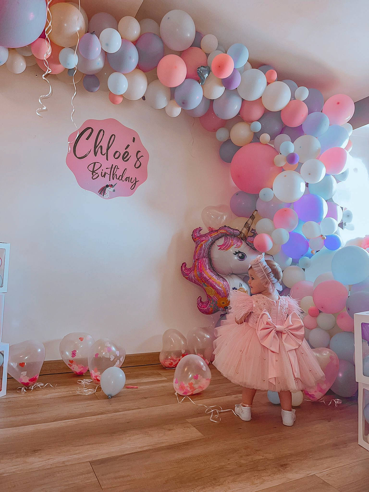 Chloé a rejoint le concours — aidez-le/la à gagner de superbes lots ! art, balloon, child, decoration, dress, event, fashion_design, font, fun, happy, headwear, magenta, party, party_supply, pattern, peach, person, pink, product, room