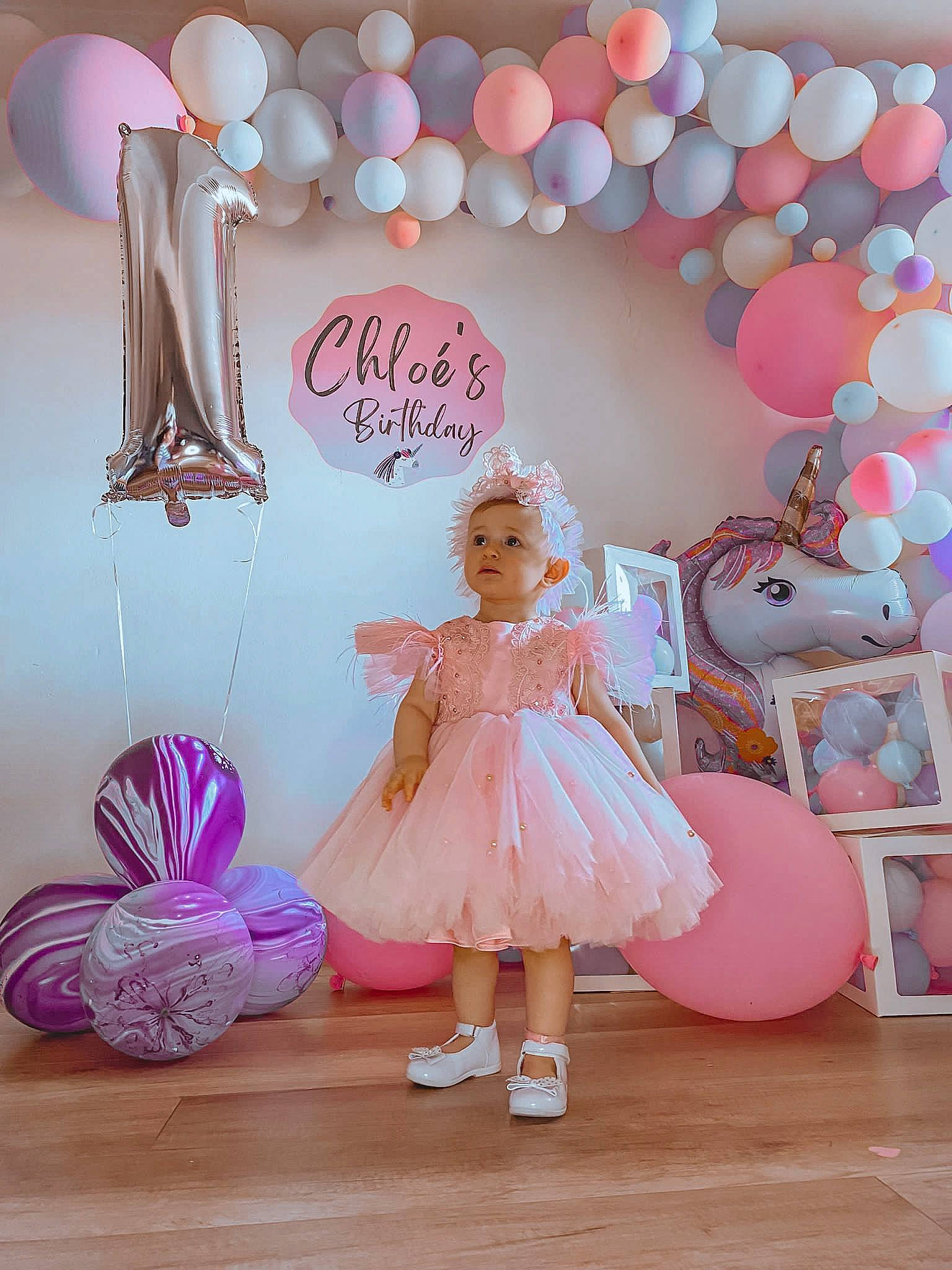 Chloé a rejoint le concours — aidez-le/la à gagner de superbes lots ! baby_toddler_clothing, balloon, decoration, dress, event, fashion, fashion_design, fun, hairstyle, happy, magenta, mythical_creature, party_supply, pattern, peach, person, pink, product, textile, toy