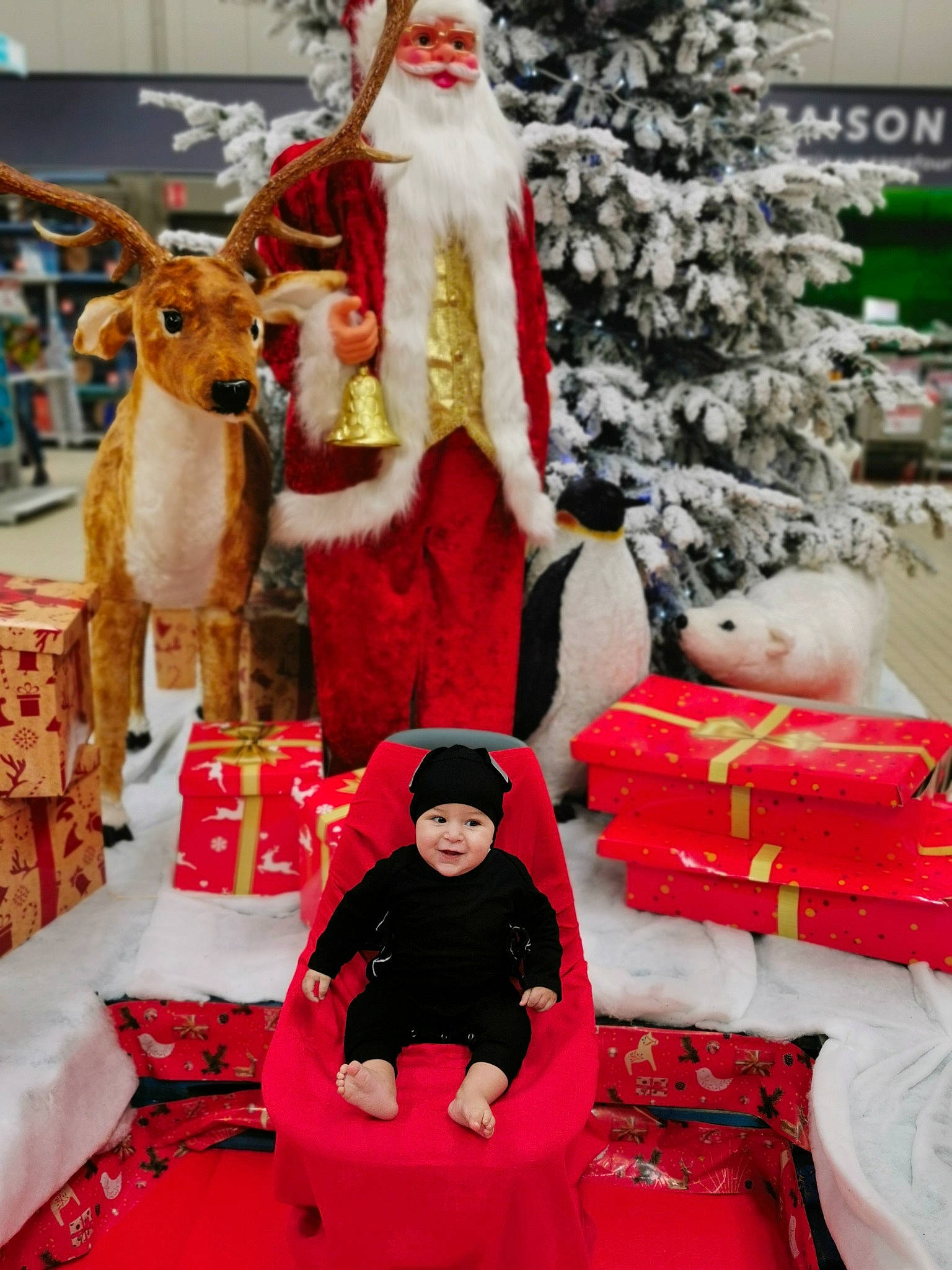 Kaïs participe au concours pour gagner de l'argent avec cette photo : beard, christmas, christmas_decoration, christmas_eve, costume, costume_accessory, costume_hat, deer, event, facial_hair, fawn, fictional_character, fur, fur_clothing, headwear, holiday, interior_design, person, santa_claus, toy