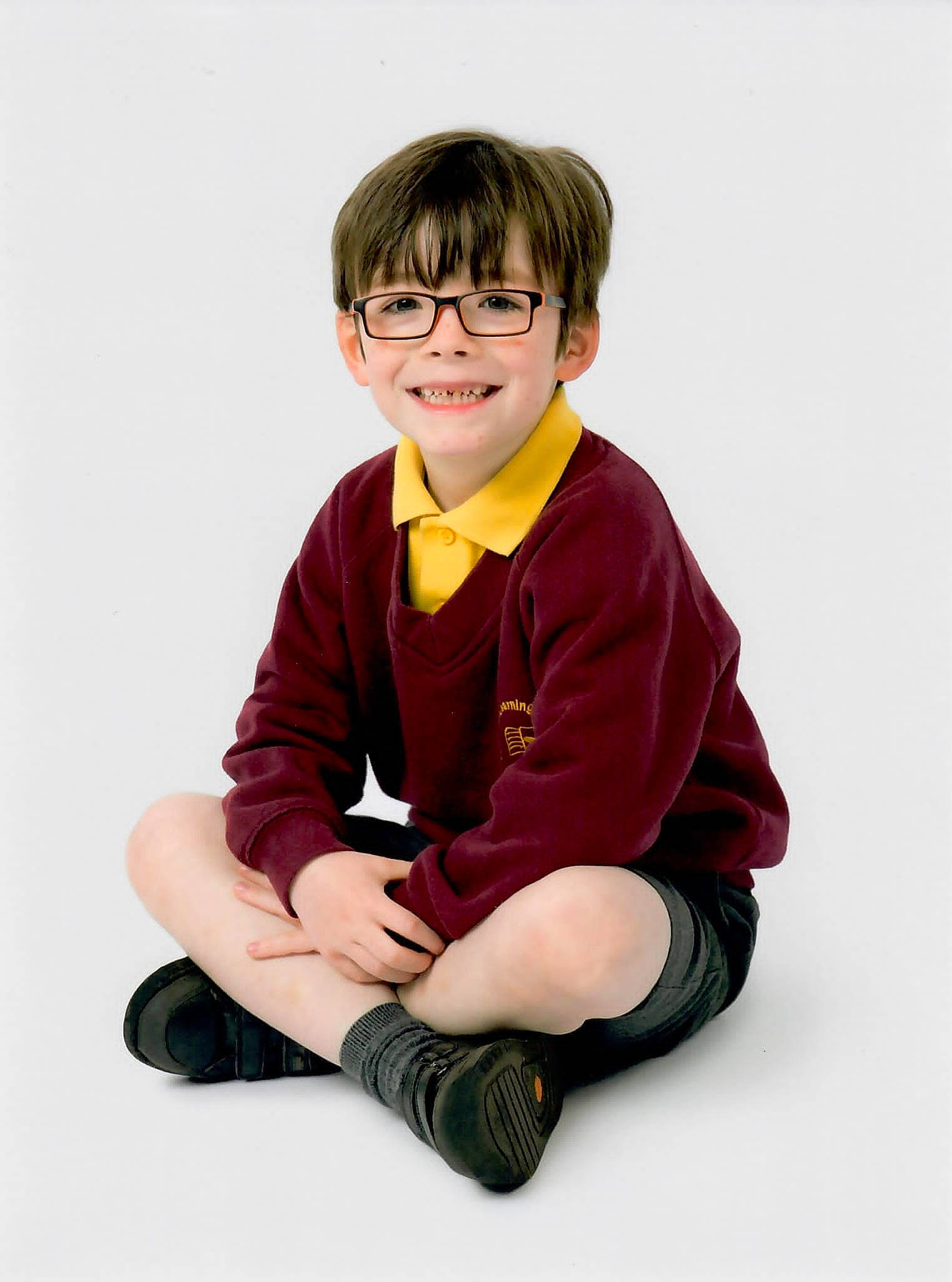 Angelo is registered to the contest to win money with this photo: arm, blazer, collar, dress_shirt, elbow, eyewear, gesture, glasses, happy, human_body, joy, knee, leg, neck, outerwear, person, shoe, sleeve, smile, sneakers