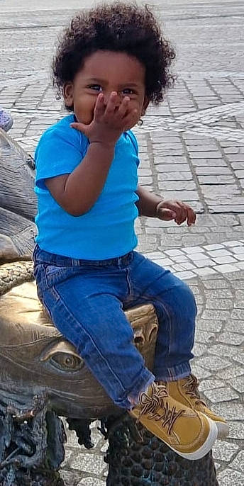 Cyrian a rejoint le concours — aidez-le/la à gagner de superbes lots ! beauty, blue, child, denim, electric_blue, facial_expression, hair, happy, head, human, human_leg, jeans, leisure, person, photograph, skin, standing, t_shirt, toddler, trousers