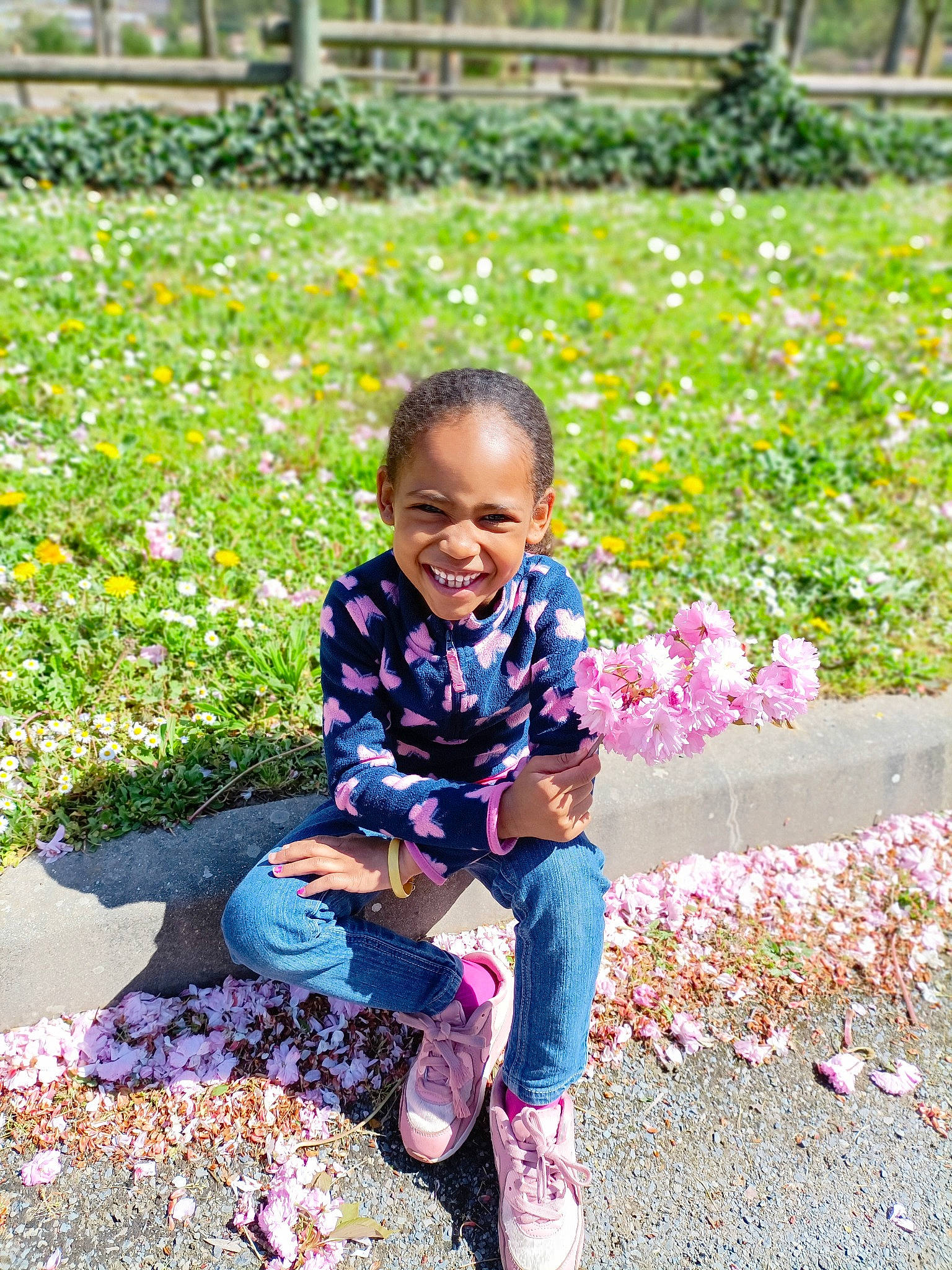 Sylvana a rejoint le concours — aidez-le/la à gagner de superbes lots ! annual_plant, botany, face, field, flower, garden, grass, groundcover, happy, joy, landscape, leisure, people_in_nature, person, petal, plant, sitting, smile, sneakers, soil