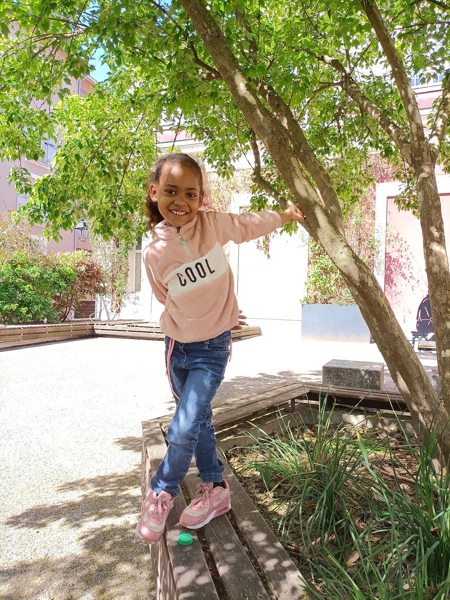 Sylvana participe au concours pour gagner de l&#x27;argent avec cette photo : boot, denim, fun, garden, grass, happy, jeans, joy, landscape, leisure, people_in_nature, person, plant, recreation, sitting, soil, t_shirt, tree, trunk, vacation