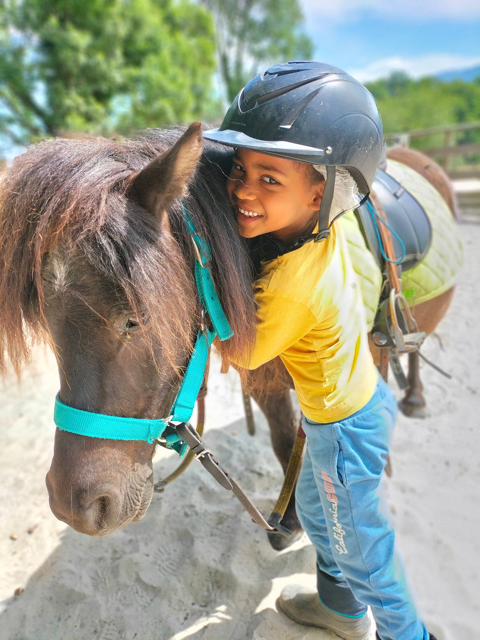 Sylvana participe au concours pour gagner de l&#x27;argent avec cette photo : bridle, equestrian_helmet, equestrianism, fun, halter, headwear, helmet, horse, horse_supplies, horse_tack, joy, landscape, livestock, mane, pack_animal, person, personal_protective_equipment, recreation, rein, sky