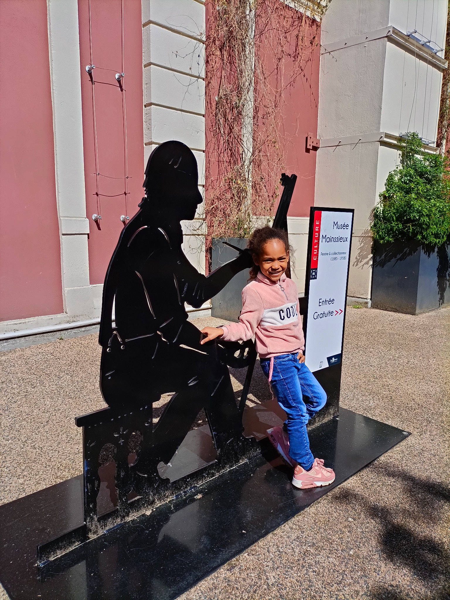 Sylvana participe au concours pour gagner de l&#x27;argent avec cette photo : asphalt, baby_carriage, baby_products, boot, child, city, hat, joy, leisure, musical_instrument, musician, person, plant, public_space, recreation, road_surface, shadow, sidewalk, sitting, street
