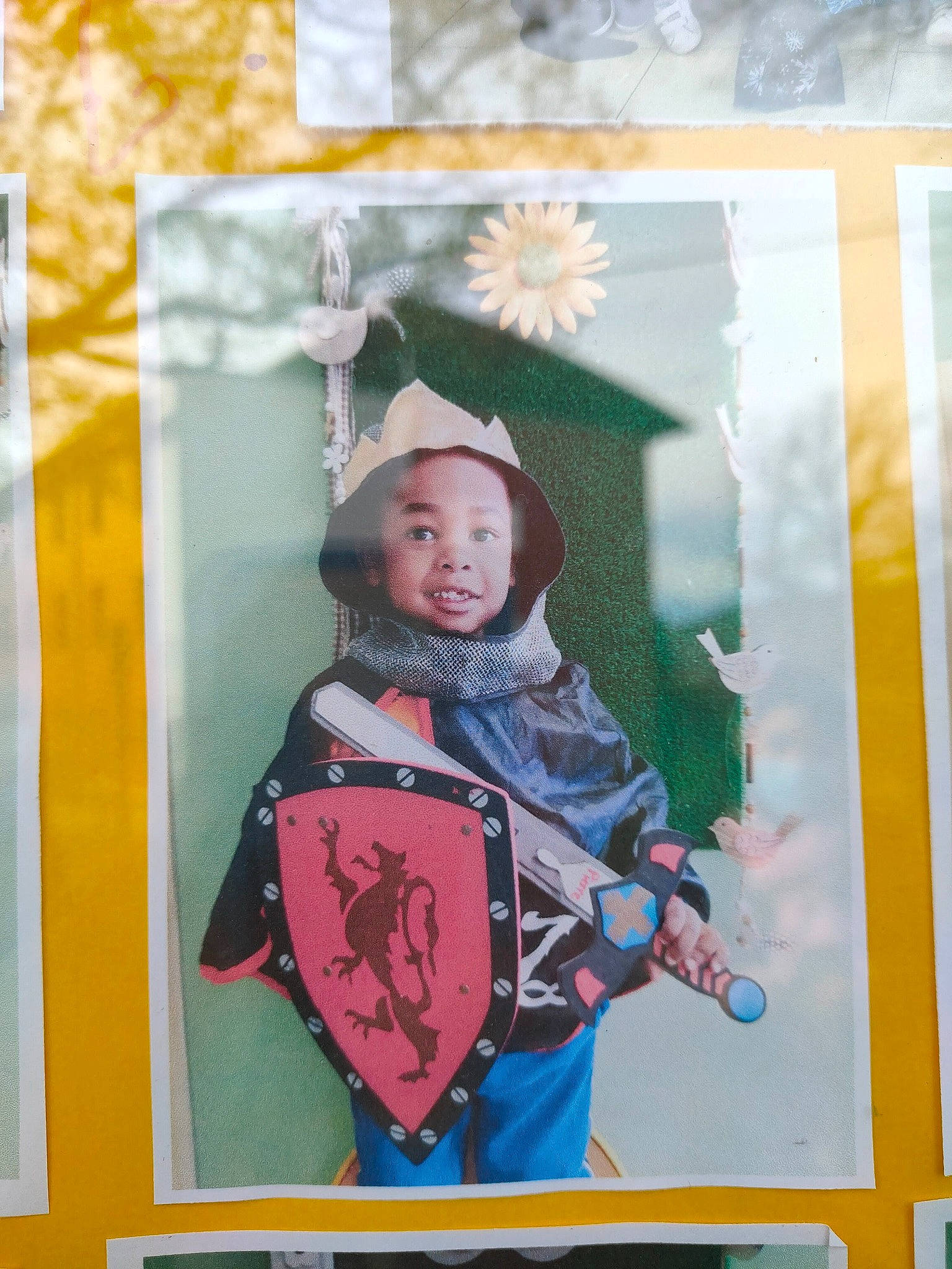 Mathias participe au concours pour gagner de l'argent avec cette photo : art, costume, fun, magenta, painting, pattern, person, picture_frame, recreation, room, toddler, visual_arts, winter