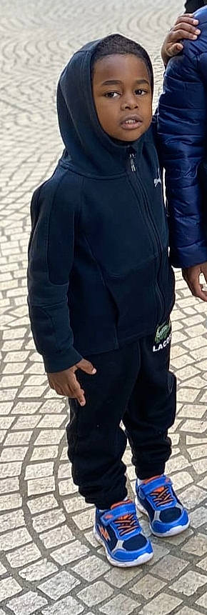 Mathias a rejoint le concours — aidez-le/la à gagner de superbes lots ! blazer, collar, denim, elbow, electric_blue, formal_wear, gesture, headgear, human_leg, knee, leather_jacket, person, personal_protective_equipment, pocket, security, sleeve, sportswear, thigh, uniform, waist