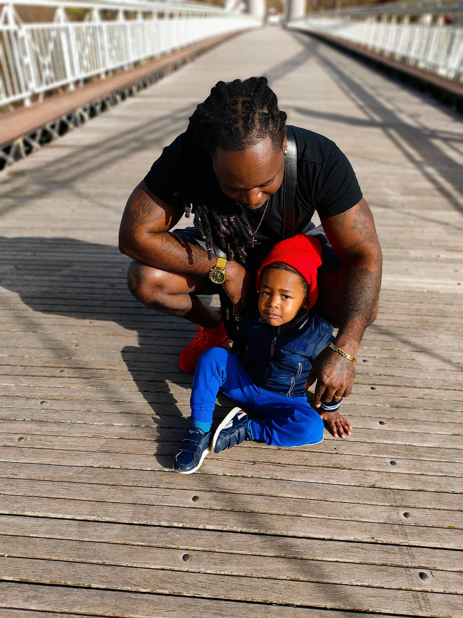 Mathias participe au concours pour gagner de l'argent avec cette photo : boardwalk, child, flooring, fun, happy, leisure, person, sandal, sitting, street, sunglasses, toddler, tourism, travel, vacation, walkway, wood