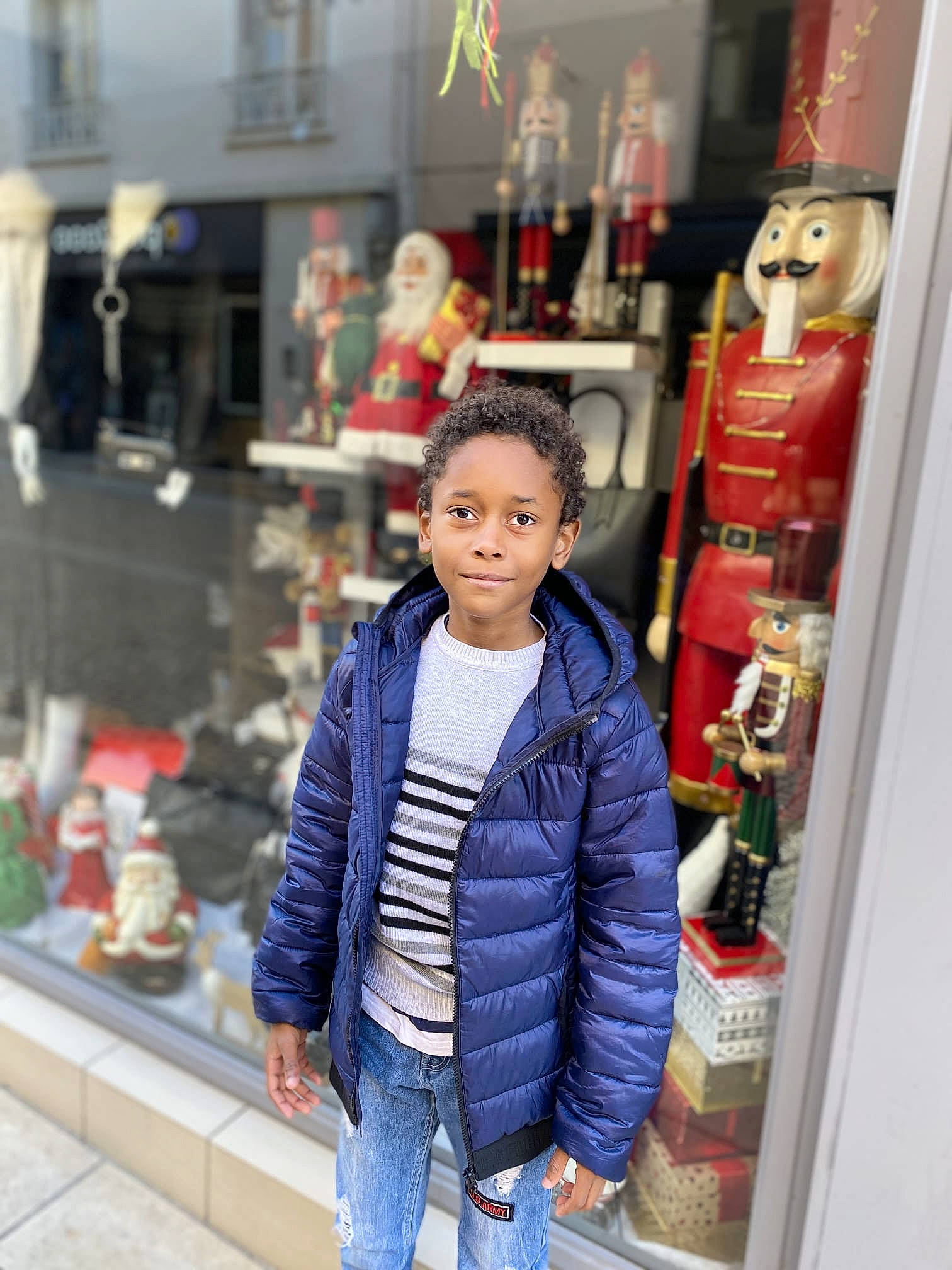 Chrystiano participe au concours pour gagner de l'argent avec cette photo : bag, city, denim, electric_blue, fashion, fashion_accessory, fashion_design, fur, hoodie, jacket, joy, people, person, photograph, photography, retail, sleeve, snapshot, street, t_shirt