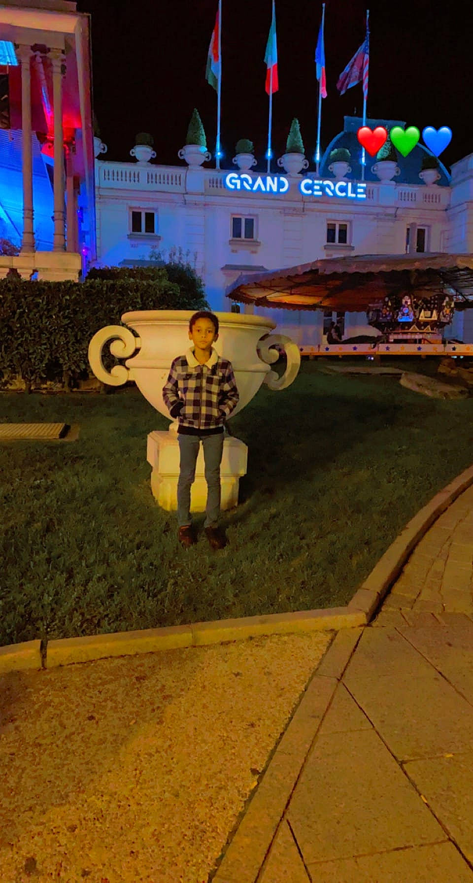 Chrystiano a rejoint le concours — aidez-le/la à gagner de superbes lots ! asphalt, city, event, fun, leisure, light, lighting, logo, night, pedestrian, person, recreation, road, road_surface, shorts, soil, street, tourism, tree, vacation