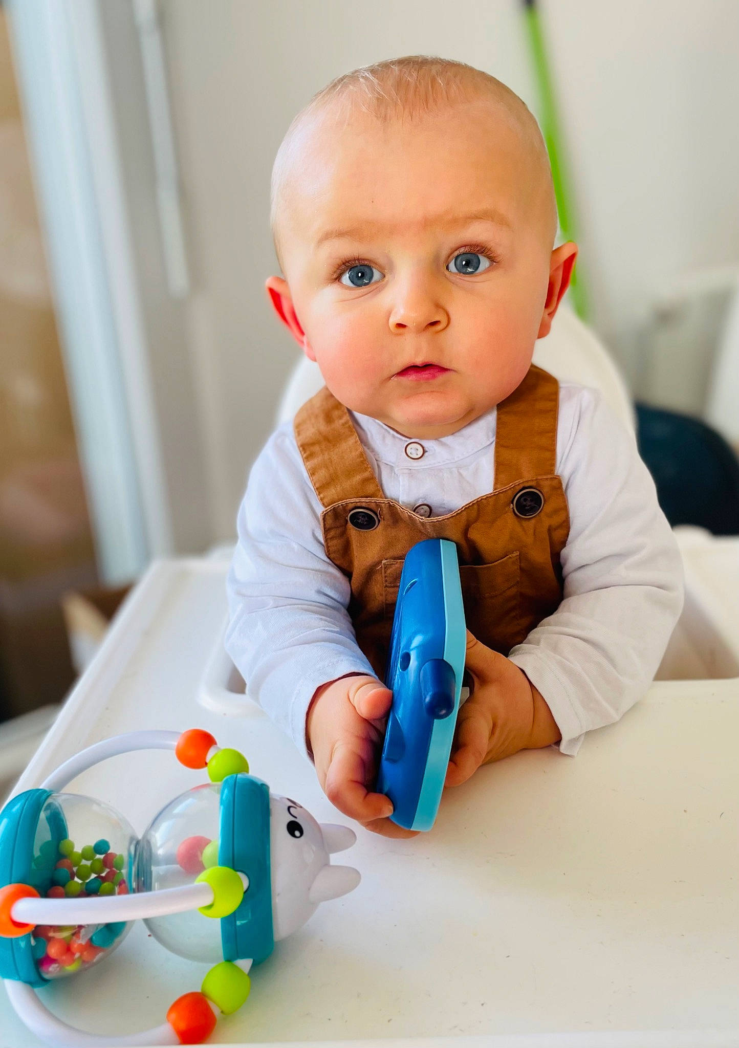 Cayden a rejoint le concours — aidez-le/la à gagner de superbes lots ! baby, baby_playing_with_toys, baby_products, baby_toddler_clothing, cheek, child, desk, fun, happy, iris, person, portrait_photography, room, sitting, skin, sleeve, surprise, t_shirt, table, tie