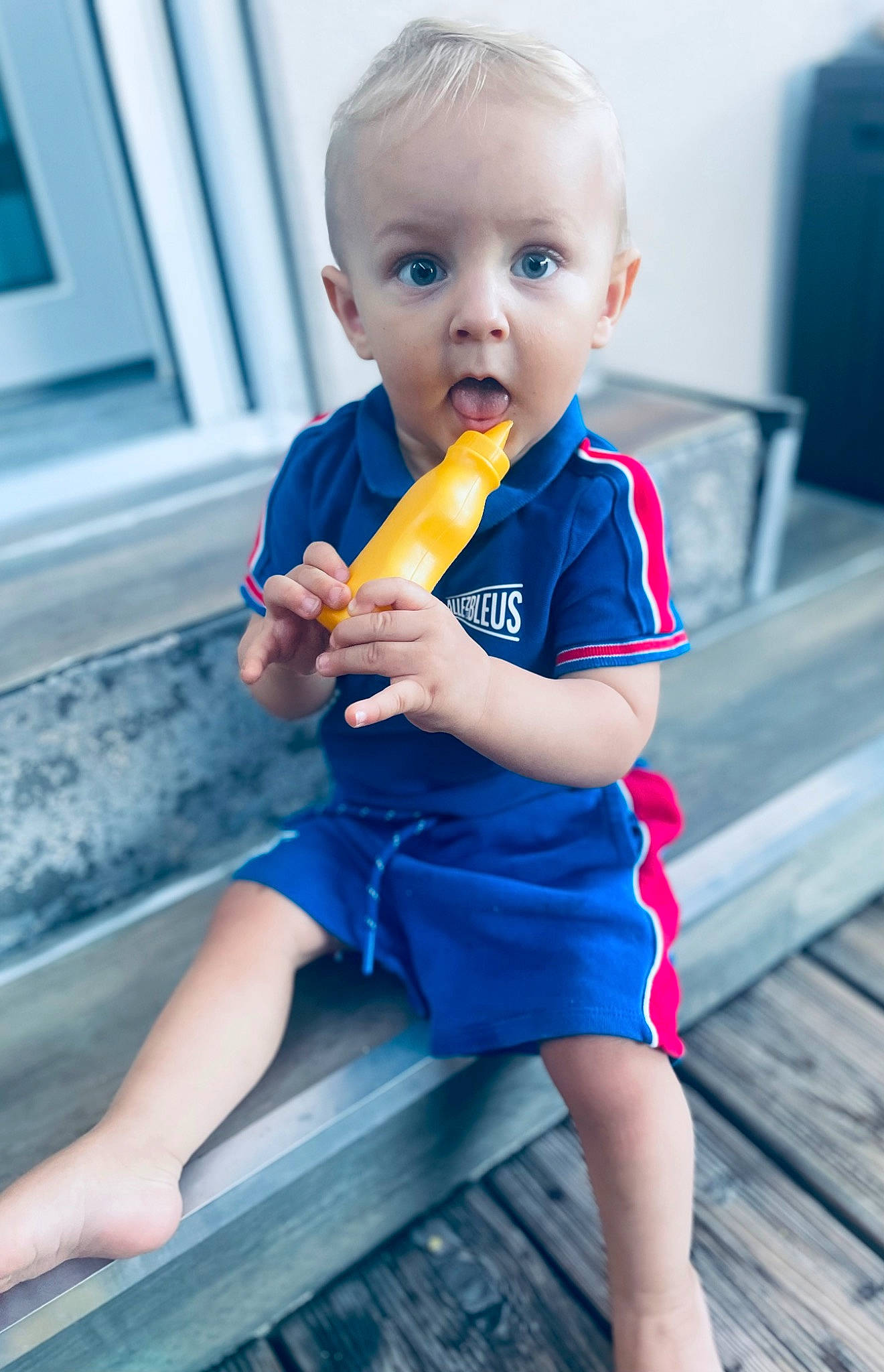 Cayden a rejoint le concours — aidez-le/la à gagner de superbes lots ! azure, baby, baby_toddler_clothing, blue, child, electric_blue, eye, face, flash_photography, happy, human_body, human_leg, iris, leg, people, person, skin, standing, surprise, thigh