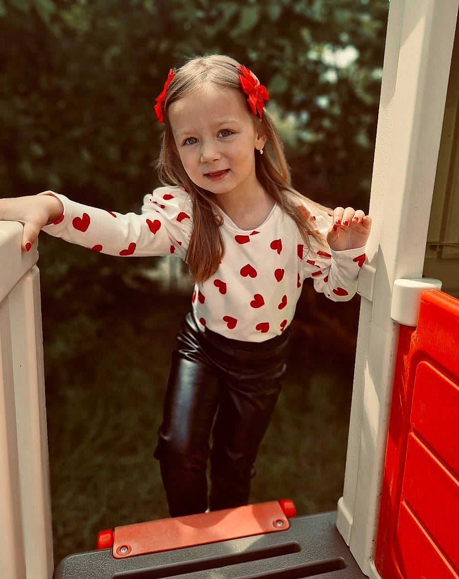 Chanel a rejoint le concours — aidez-le/la à gagner de superbes lots ! baby_toddler_clothing, denim, event, face, fun, happy, human_leg, magenta, pattern, person, red, room, sitting, sleeve, smile, standing, t_shirt, thigh, toddler, waist