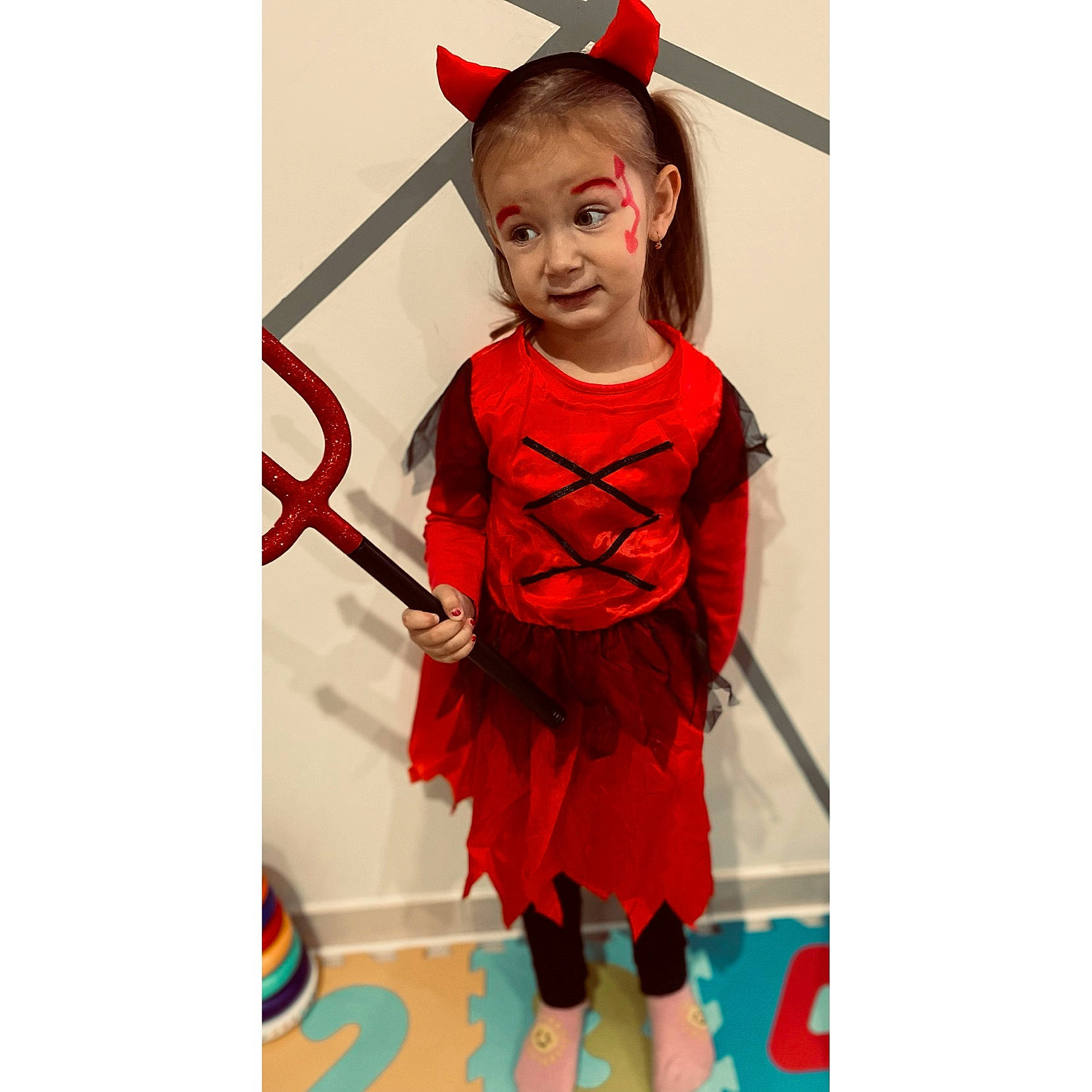 Chanel a rejoint le concours — aidez-le/la à gagner de superbes lots ! arm, baby_toddler_clothing, clothing, costume, costume_hat, day_dress, dress, electric_blue, fashion_accessory, fashion_design, happy, human_body, magenta, neck, person, plant, shoulder, sleeve, t_shirt, toddler