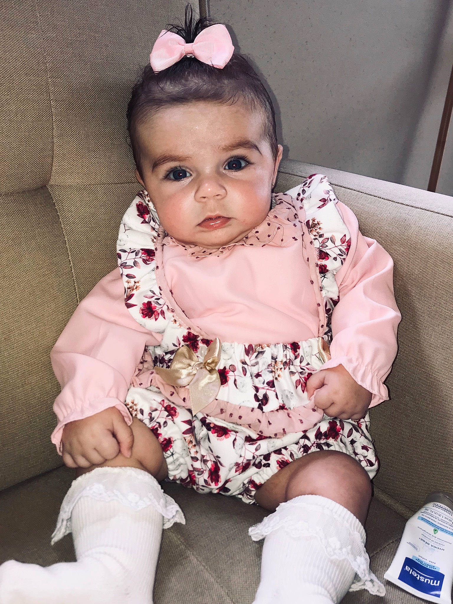 Swãy participe au concours pour gagner de l'argent avec cette photo : baby, baby_toddler_clothing, beauty, cheek, child, child_model, dress, ear, face, hair_accessory, head, person, pink, sitting, skin, sleeve, smile, toddler