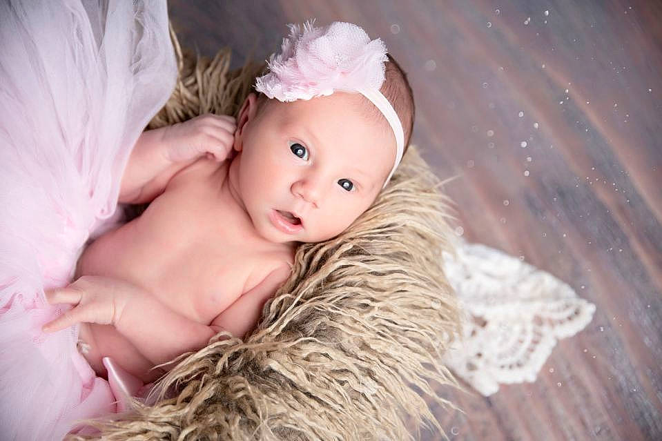 Jade a rejoint le concours — aidez-le/la à gagner de superbes lots ! baby, baby_products, baby_toddler_clothing, bonnet, costume_accessory, costume_hat, embellishment, fawn, flash_photography, fur, hair_accessory, headband, headgear, headpiece, headwear, natural_material, peach, person, pink, portrait_photography