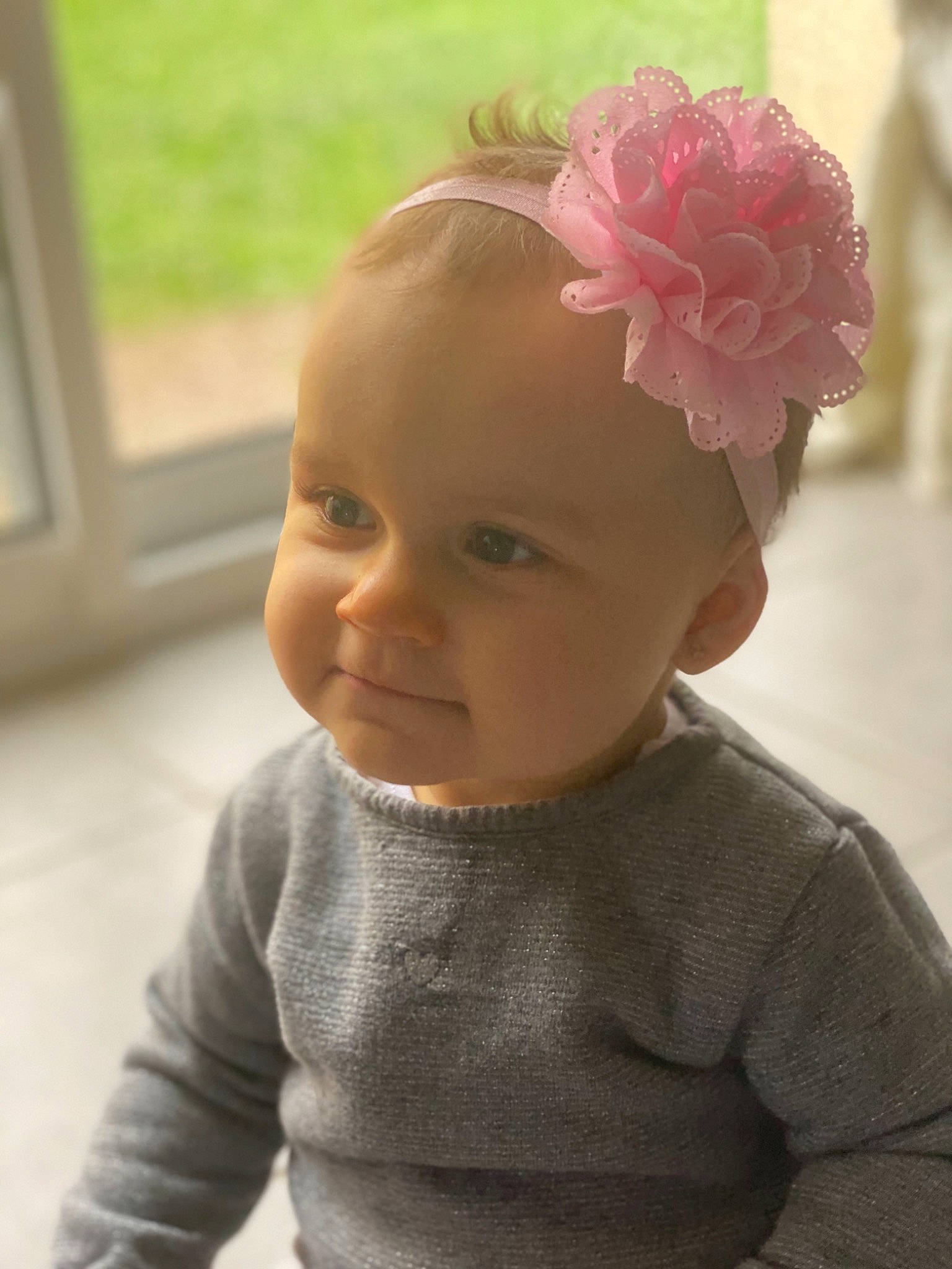 Alaïys participe au concours pour gagner de l'argent avec cette photo : baby, baby_toddler_clothing, cheek, child, clothing, face, fashion_accessory, flower, hair_accessory, head, headband, headgear, headpiece, person, pink, plant, skin, smile, toddler, wool