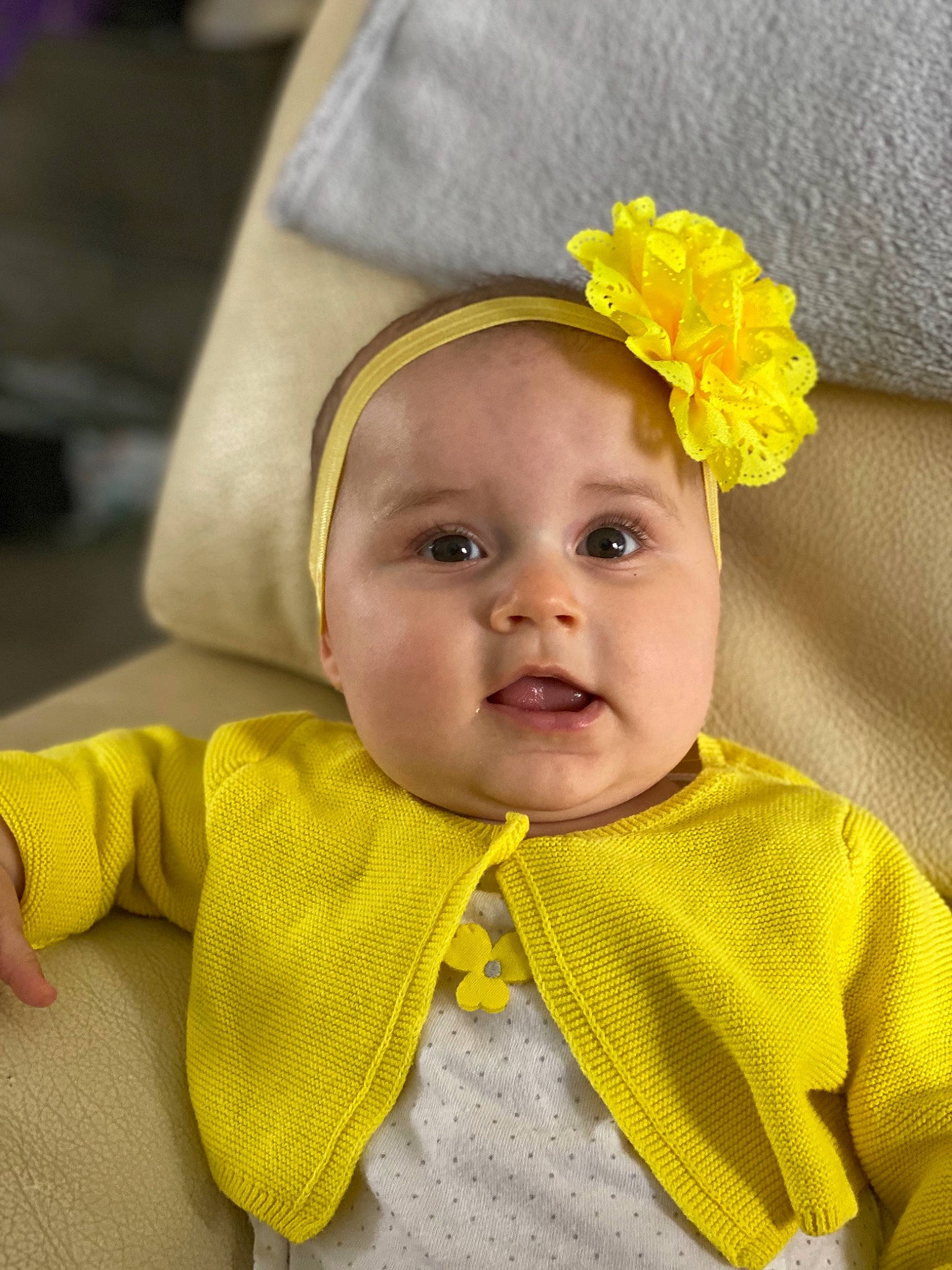 Alaïys a rejoint le concours — aidez-le/la à gagner de superbes lots ! baby, baby_toddler_clothing, child, costume, costume_accessory, costume_hat, fashion_accessory, hair_accessory, head, headgear, outerwear, person, smile, toddler, yellow