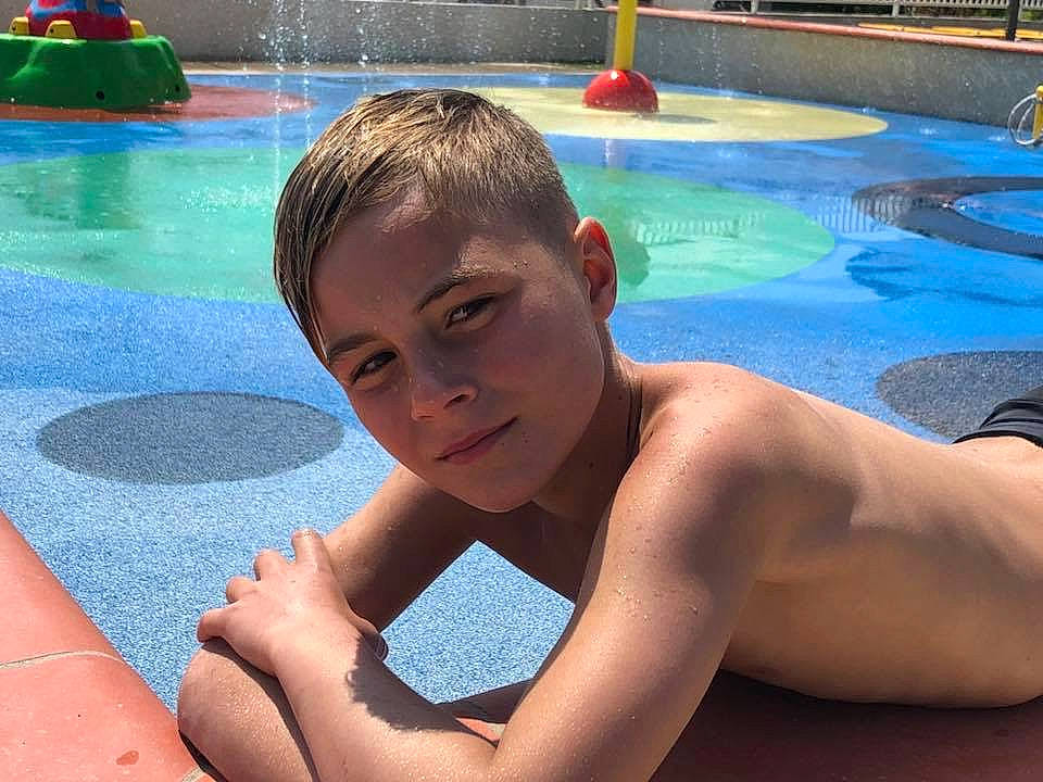 Idryss participe au concours pour gagner de l'argent avec cette photo : barechested, chest, fun, games, leisure, leisure_centre, male, muscle, neck, person, recreation, summer, sun_tanning, swimmer, swimming_pool, vacation, water_park