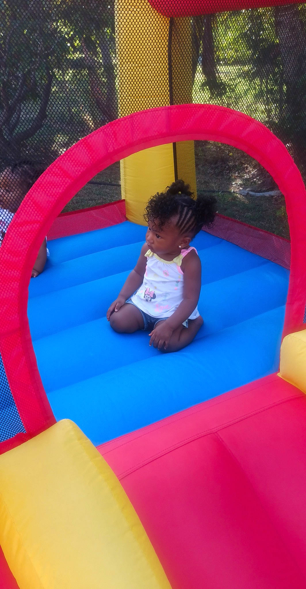 Djaïley participe au concours pour gagner de l'argent avec cette photo : baby, baby_toddler_clothing, child, chute, city, comfort, electric_blue, fun, grass, inflatable, leisure, outdoor_play_equipment, person, play, playground, recreation, shorts, sitting, symmetry, t_shirt