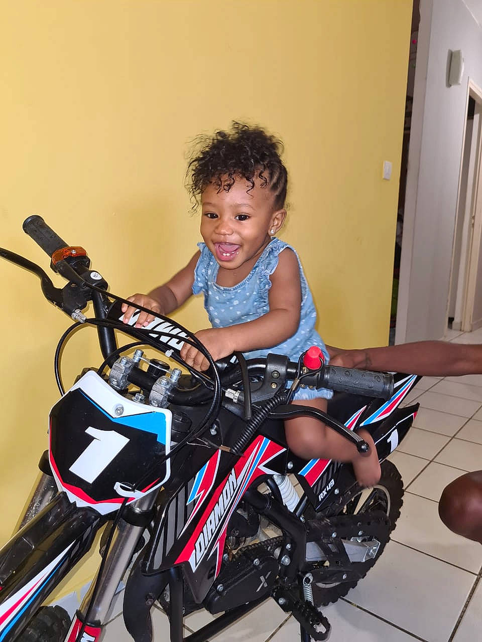 Djaïley a rejoint le concours — aidez-le/la à gagner de superbes lots ! automotive_design, automotive_exterior, automotive_lighting, automotive_tire, automotive_wheel_system, door, fender, headlamp, joy, knee, land_vehicle, motor_vehicle, motorcycle, person, rim, smile, spoke, thigh, tire, vehicle