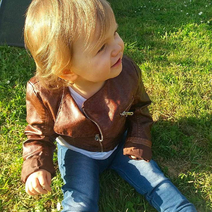 Anastasia participe au concours pour gagner de l'argent avec cette photo : blond, brown_hair, child, grass, hair, hairstyle, jacket, long_hair, outerwear, person, plant, textile, toddler, top