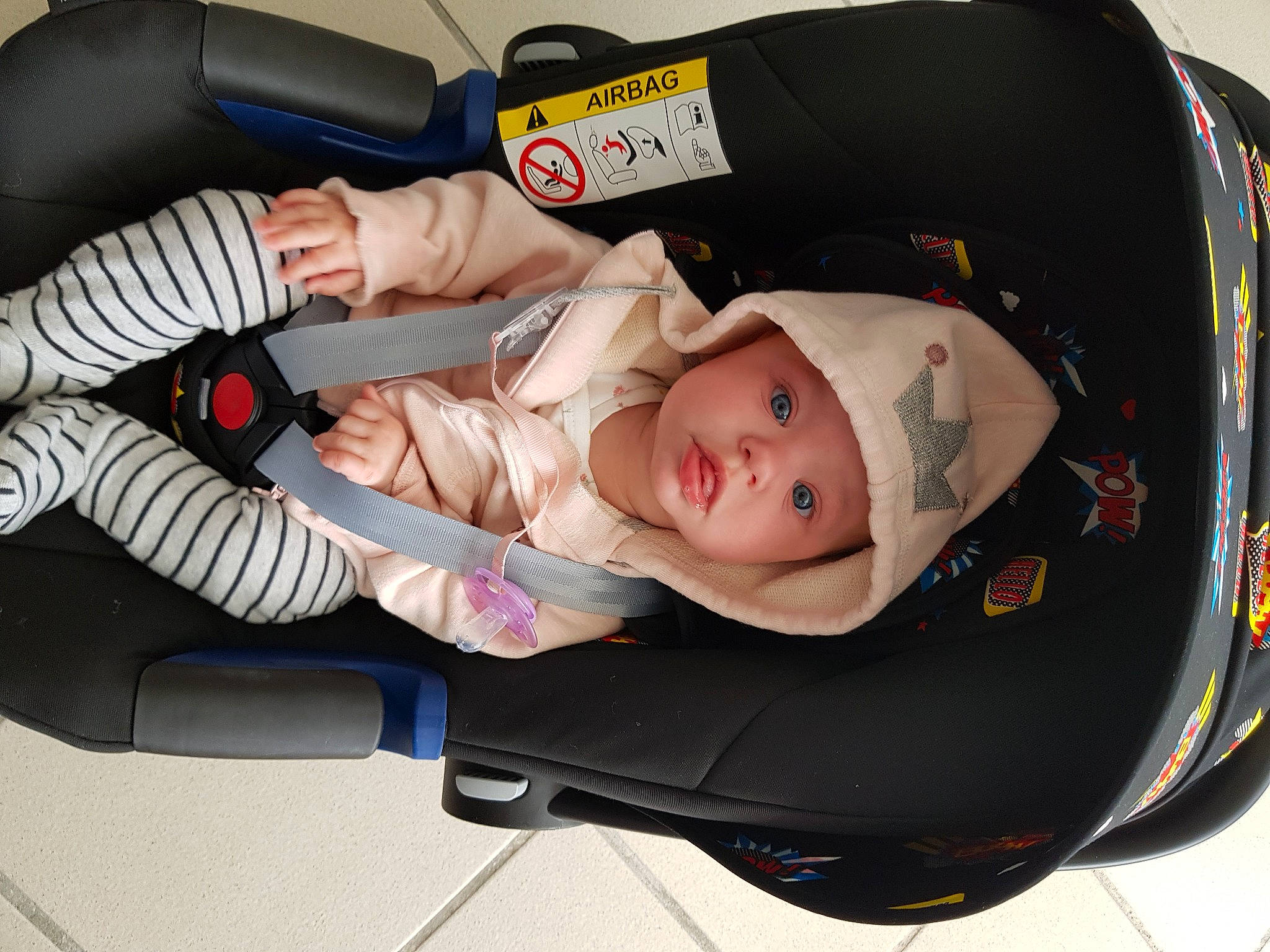 Nuria participe au concours pour gagner de l'argent avec cette photo : auto_part, baby, baby_carriage, baby_in_car_seat, baby_products, baby_safety, baby_toddler_clothing, car_seat, carmine, child, comfort, headwear, lap, person, product, service, sitting, smile, steering_wheel, toddler