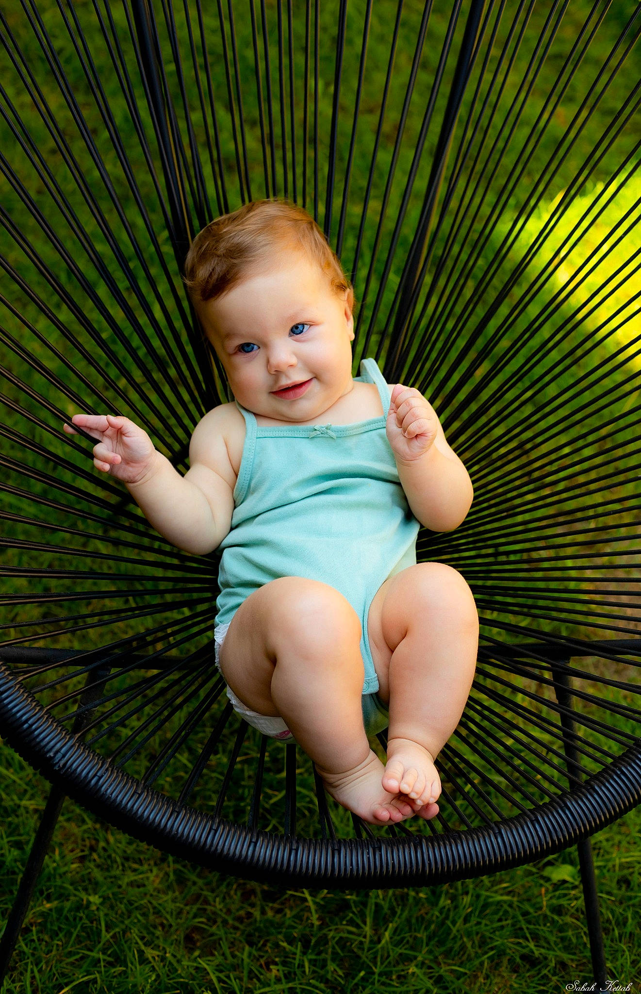 Nuria a rejoint le concours — aidez-le/la à gagner de superbes lots ! baby, baby_toddler_clothing, child, eye, facial_expression, flash_photography, fun, grass, grass_family, green, happy, joy, leisure, mammal, people_in_nature, person, sitting, skin, smile, swing