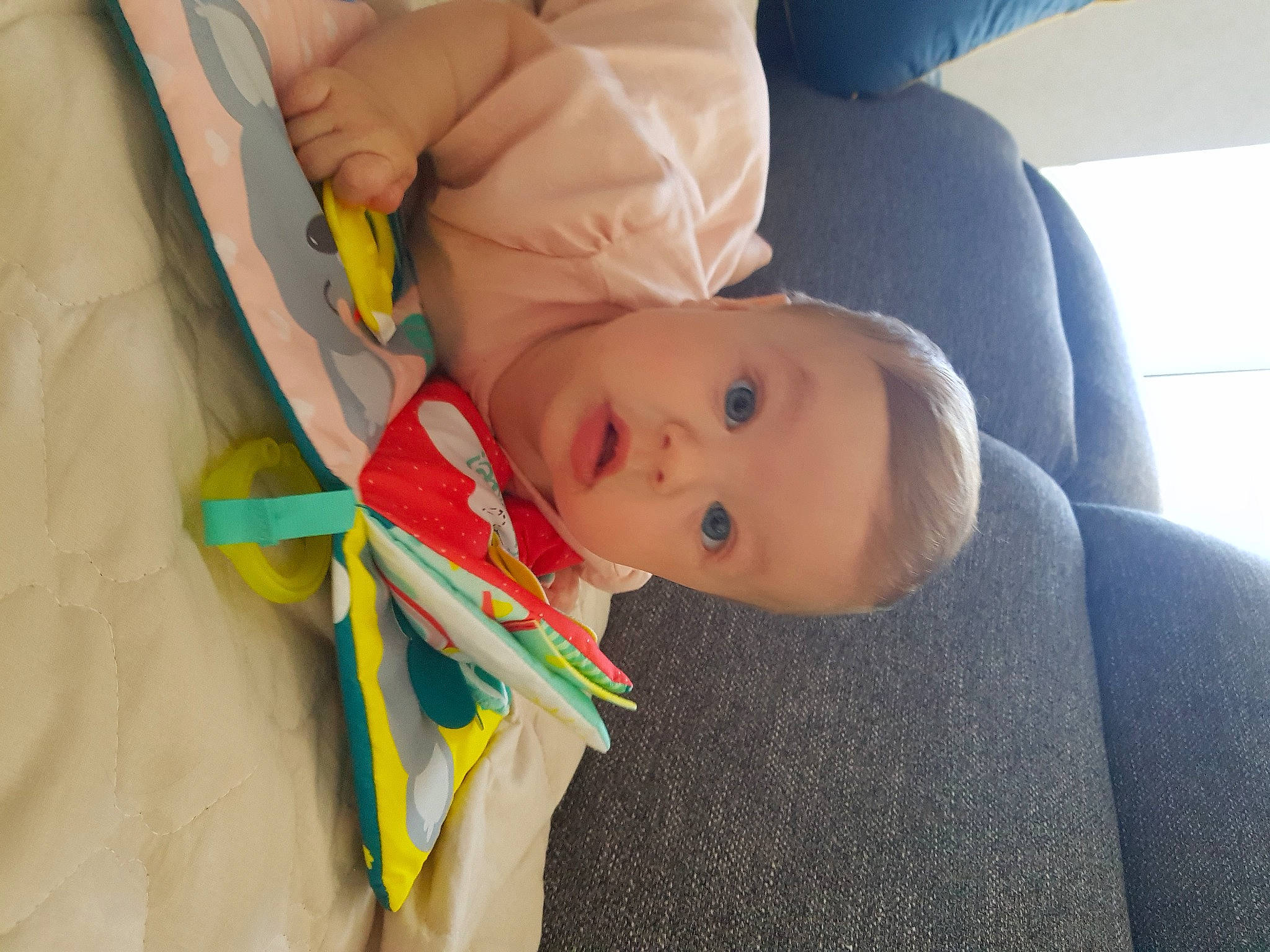 Nuria participe au concours pour gagner de l'argent avec cette photo : auto_part, baby, baby_carriage, baby_products, baby_toddler_clothing, car_seat, child, comfort, family_car, fun, luxury_vehicle, person, seat_belt, sitting, surprise, toddler, vehicle_door