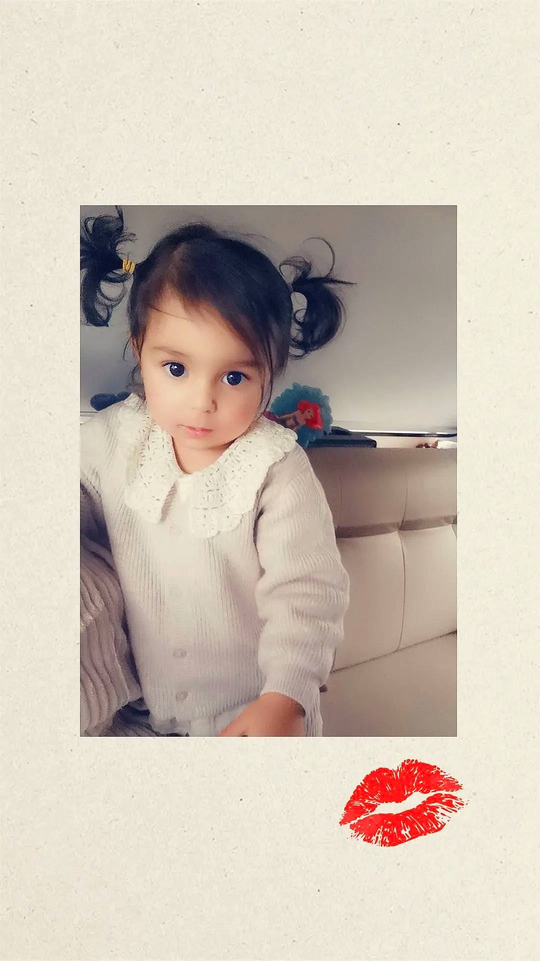 Nolha participe au concours pour gagner de l'argent avec cette photo : baby, baby_toddler_clothing, carmine, child, comfort, dress, elbow, flash_photography, flooring, formal_wear, fur, happy, pattern, person, picture_frame, portrait_photography, room, sitting, sleeve, t_shirt