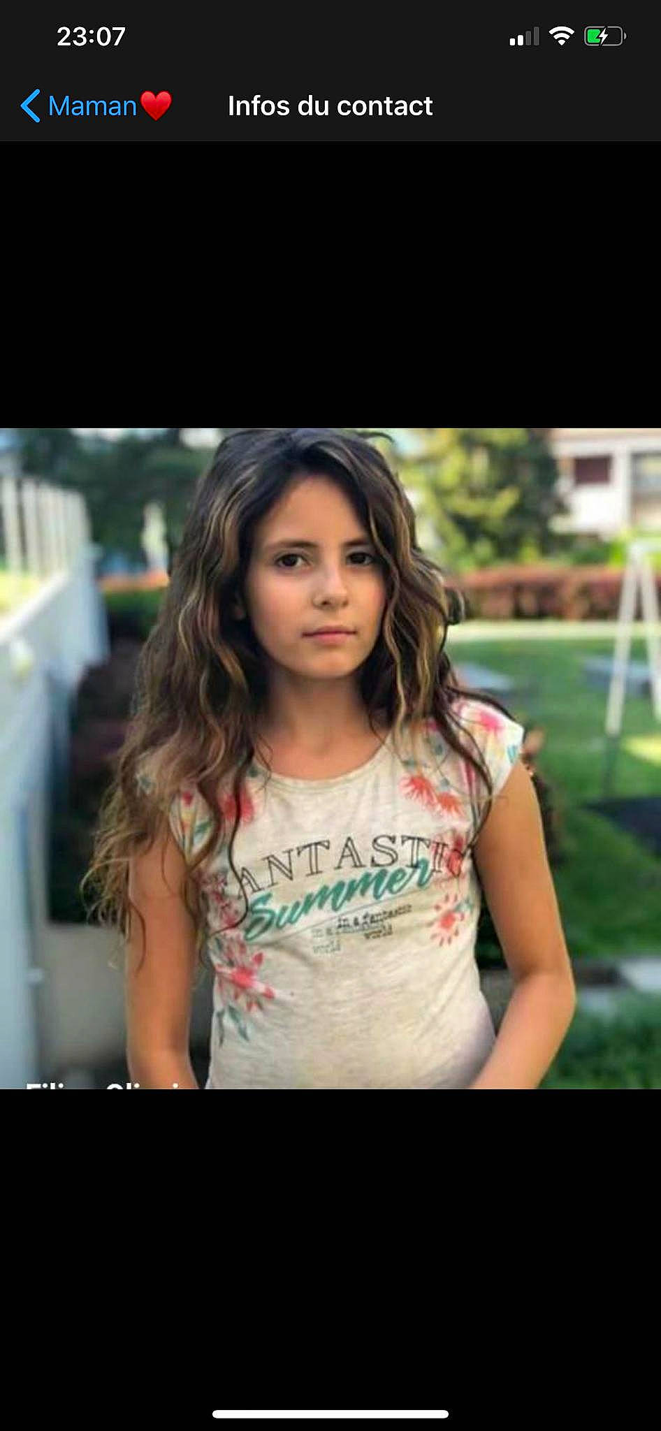 Iara a rejoint le concours — aidez-le/la à gagner de superbes lots ! beauty, black_hair, brown_hair, cool, feathered_hair, hair, hairstyle, happy, layered_hair, lip, long_hair, model, person, photo_shoot, photography, sitting, smile, t_shirt