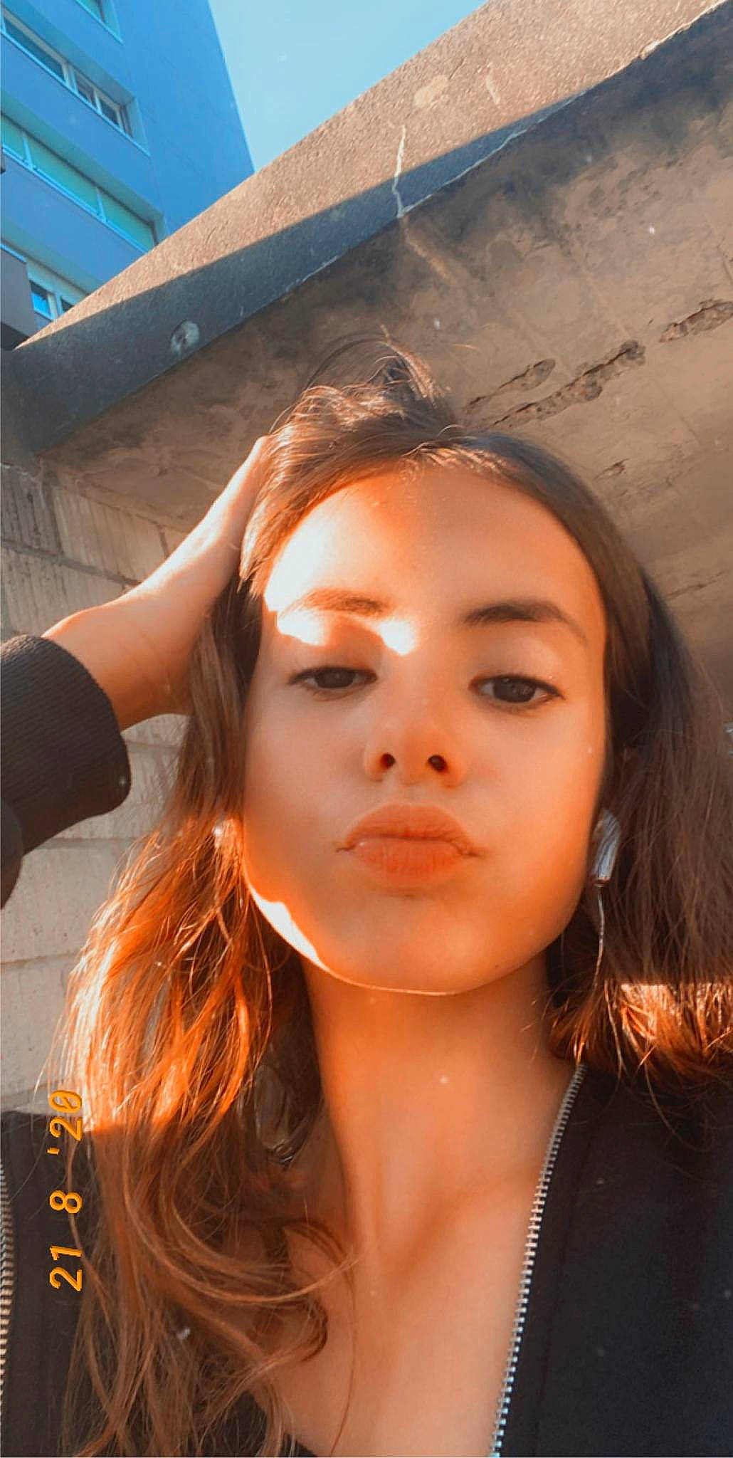 Iara a rejoint le concours — aidez-le/la à gagner de superbes lots ! beauty, brown_hair, chin, eyebrow, face, forehead, hair, hairstyle, head, jaw, lip, long_hair, neck, nose, person, photography, selfie, skin, smile