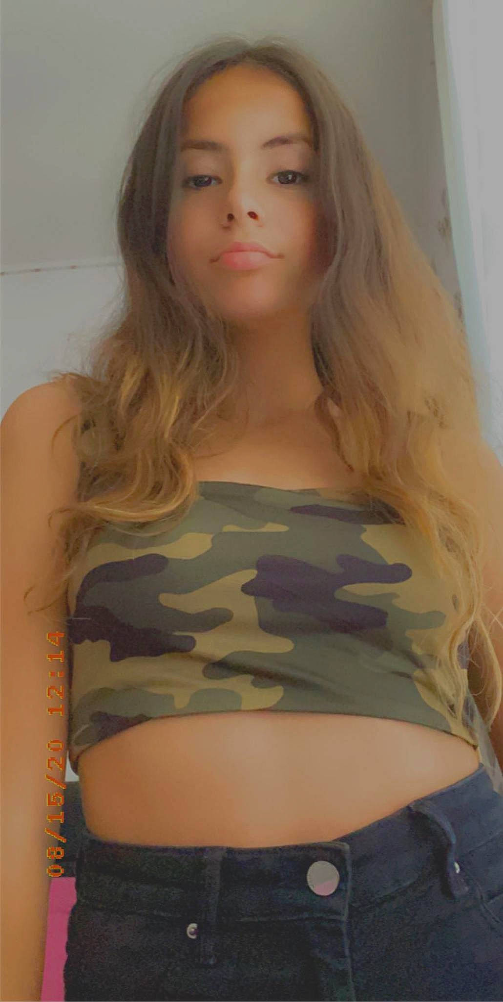 Iara a rejoint le concours — aidez-le/la à gagner de superbes lots ! abdomen, blond, brown_hair, chest, clothing, hair, joint, lip, long_hair, neck, person, shoulder, stomach, trunk