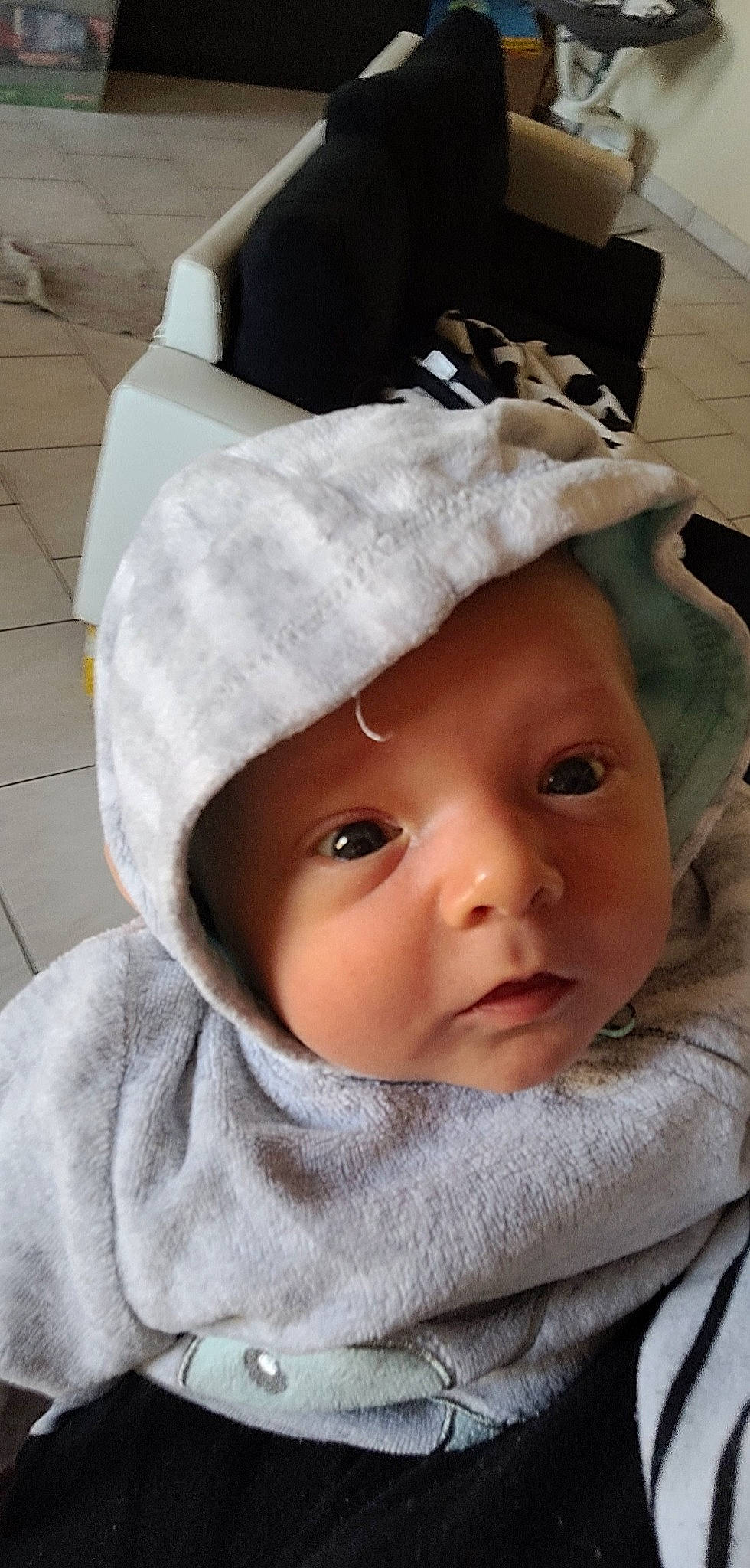 Maëlo a rejoint le concours — aidez-le/la à gagner de superbes lots ! baby, baby_toddler_clothing, bonnet, cap, cheek, child, comfort, costume_hat, eye, eyebrow, eyelash, fashion_accessory, fur, headgear, headwear, linens, lip, nose, person, sleeve