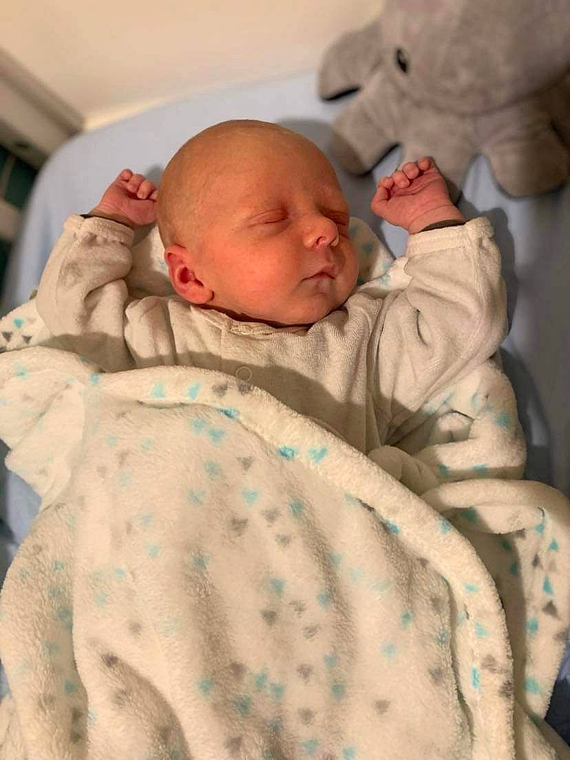 Maëlo a rejoint le concours — aidez-le/la à gagner de superbes lots ! baby, baby_products, baby_safety, baby_sleeping, bed, bed_sheet, bedding, bedtime, cheek, child, comfort, head, linens, nap, organ, person, room, skin, textile, toddler