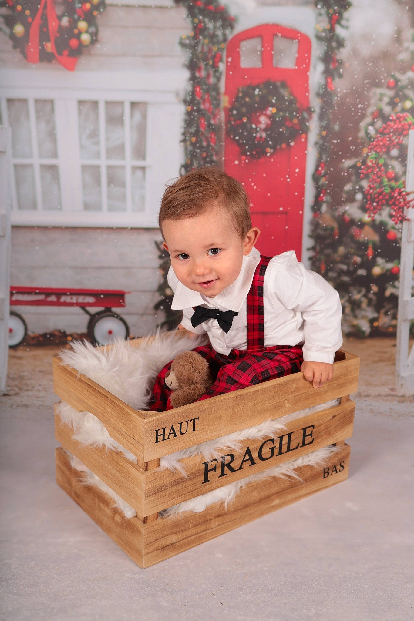 Eyden a rejoint le concours — aidez-le/la à gagner de superbes lots ! baby, baby_products, basket, carnivore, child, companion_dog, event, eye, happy, house, joy, person, red, room, sitting, smile, tire, toddler, toy, wheel