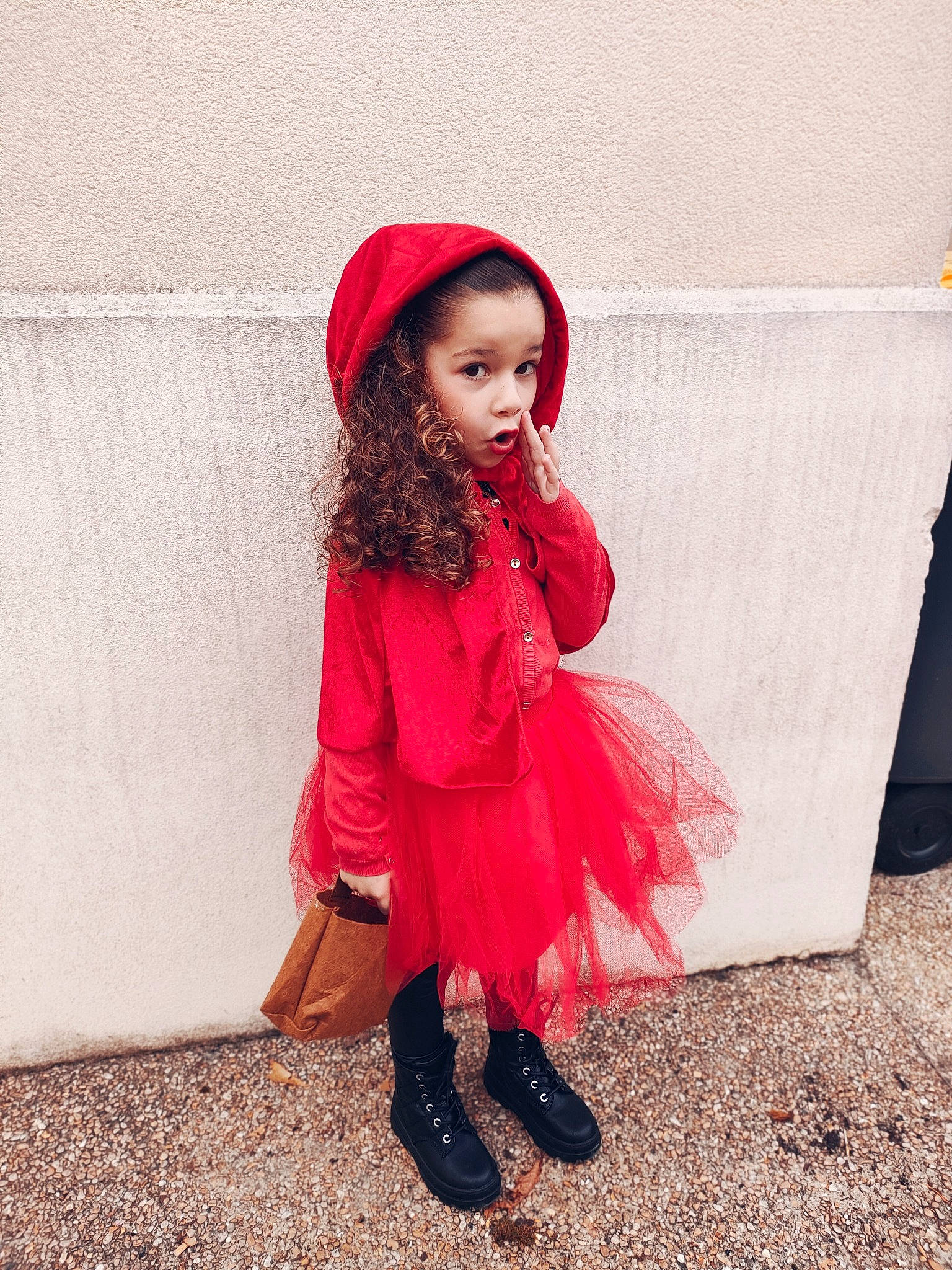 Camélya participe au concours pour gagner de l'argent avec cette photo : child, day_dress, eye, fashion_accessory, fashion_design, flash_photography, flooring, formal_wear, grass, happy, human_leg, lip, magenta, outerwear, pattern, person, pink, sleeve, surprise, tints_and_shades