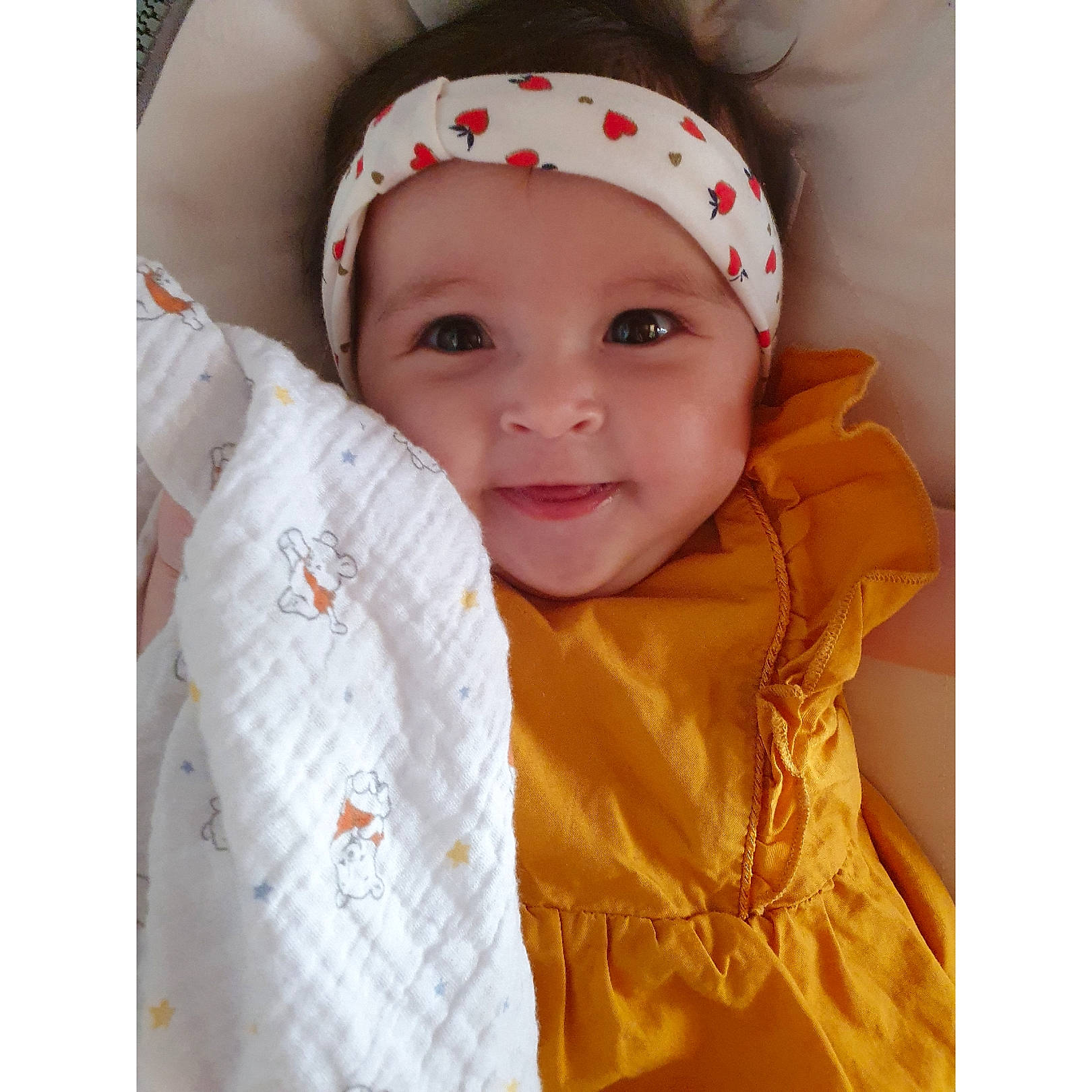 Méline participe au concours pour gagner de l'argent avec cette photo : baby, beige, bonnet, cheek, child, hair_accessory, head, headgear, headwear, orange, person, textile, toddler, yellow