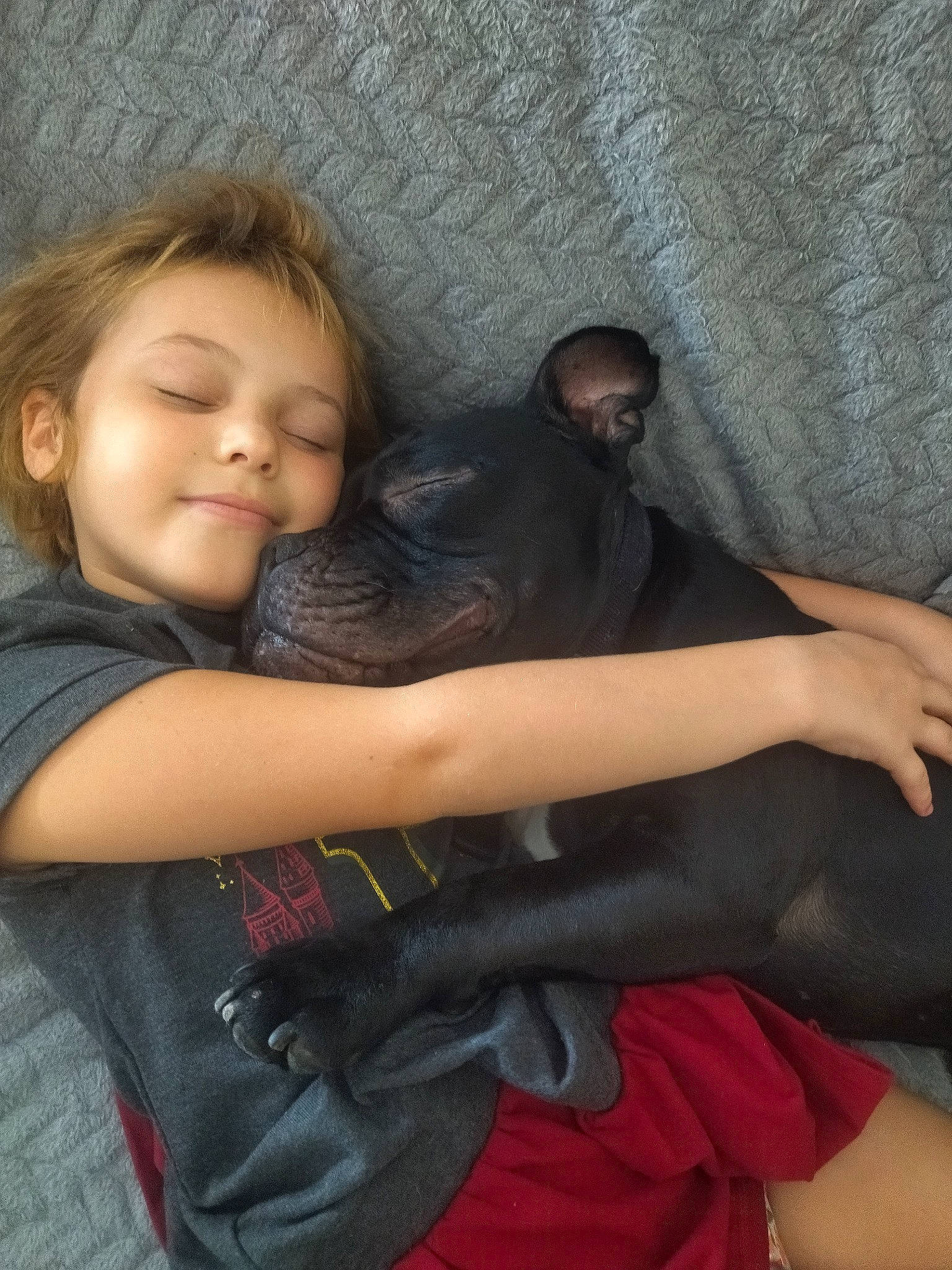 Pinpin participe au concours pour gagner de l'argent avec cette photo : black_hair, comfort, elbow, finger, fun, gesture, happy, human_leg, joint, knee, lap, long_hair, mouth, shoulder, skin, thigh, thumb, toddler, trunk, wrist